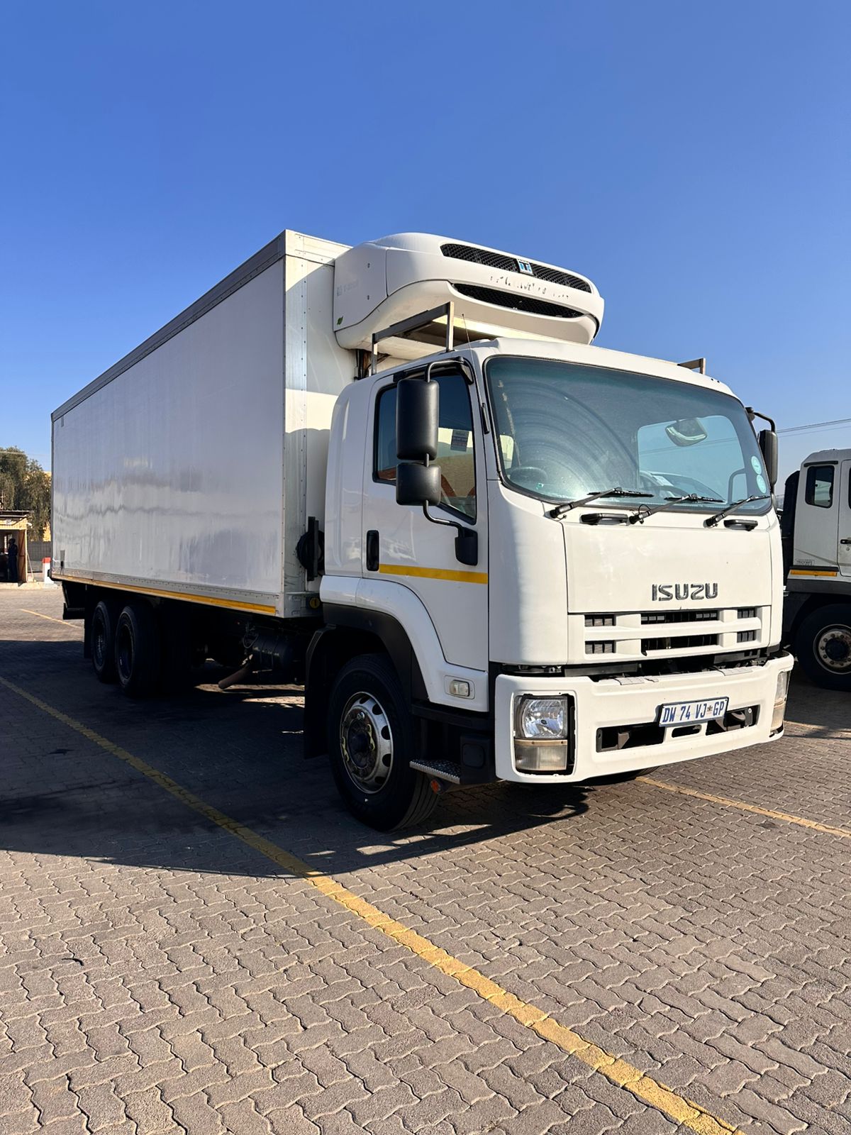 2015 ISUZU FVM1200 FRIDGE TRUCK WITH THERMOKING T-800R (-25 degrees Celsius) 362495KM - Image 1