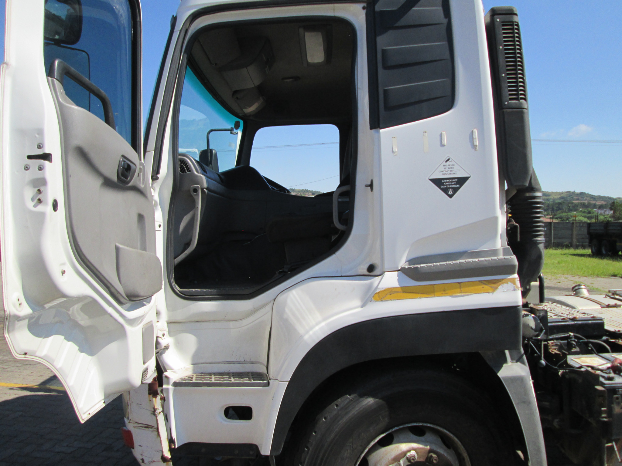 2015 UD QUON GW26-450 TRUCK TRACTOR 309996 KM - Image 11