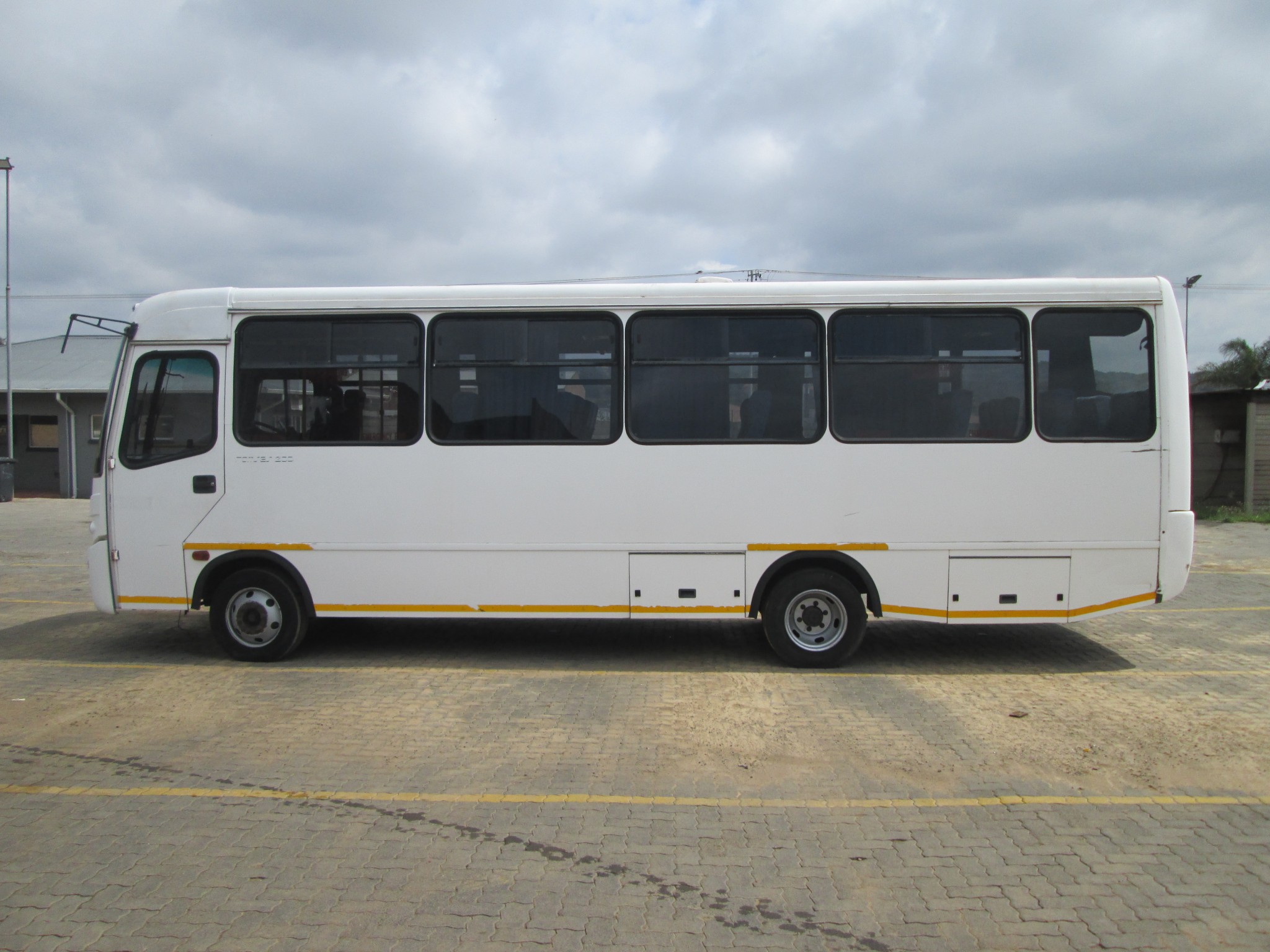 2010 VOLKSBUS 9-150 32 SEATER BUS - Image 4