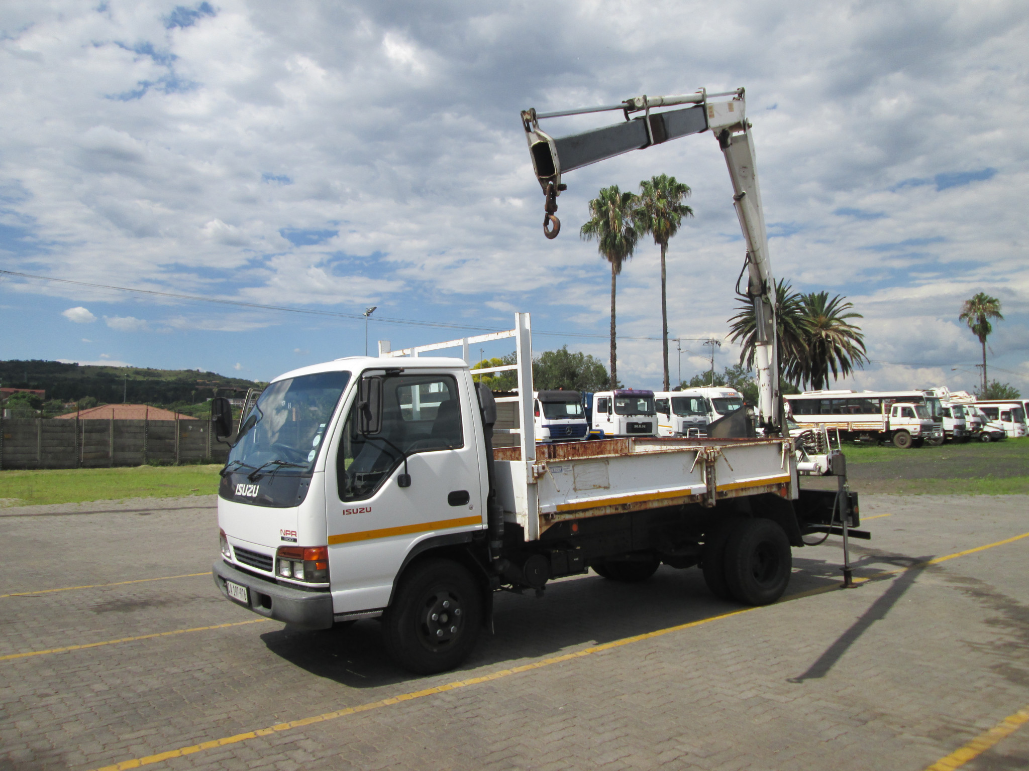 1999 ISUZU NPR300 3TON DROPSIDE WITH BONFIGLIOLI  P5000L CRANE - Image 11