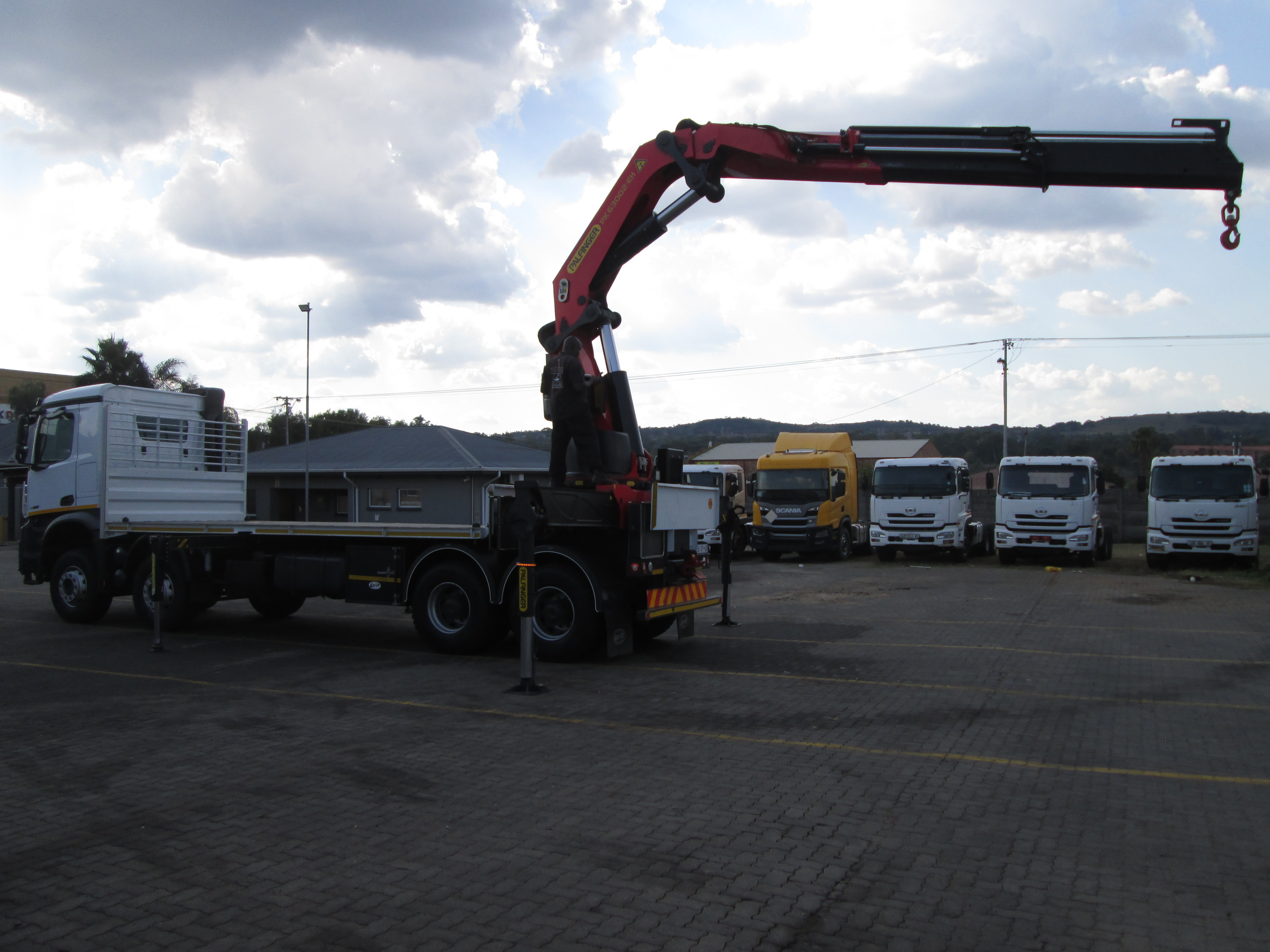 2023 Mercedes Benz AROCS 4152 Twin steer 8x4 flat deck Equipped with rear mount PK63002 EH crane - Image 27