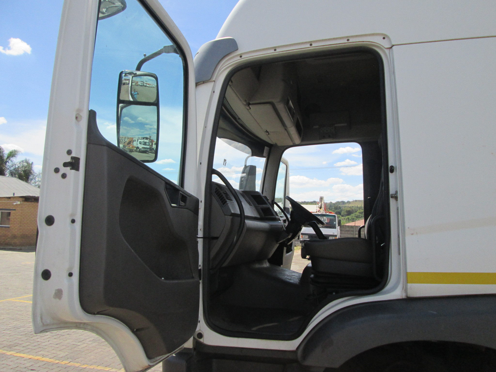 2016 VW CONSTELLATION 24.250 12TON CURTAIN SIDES - 292437KM - Image 9