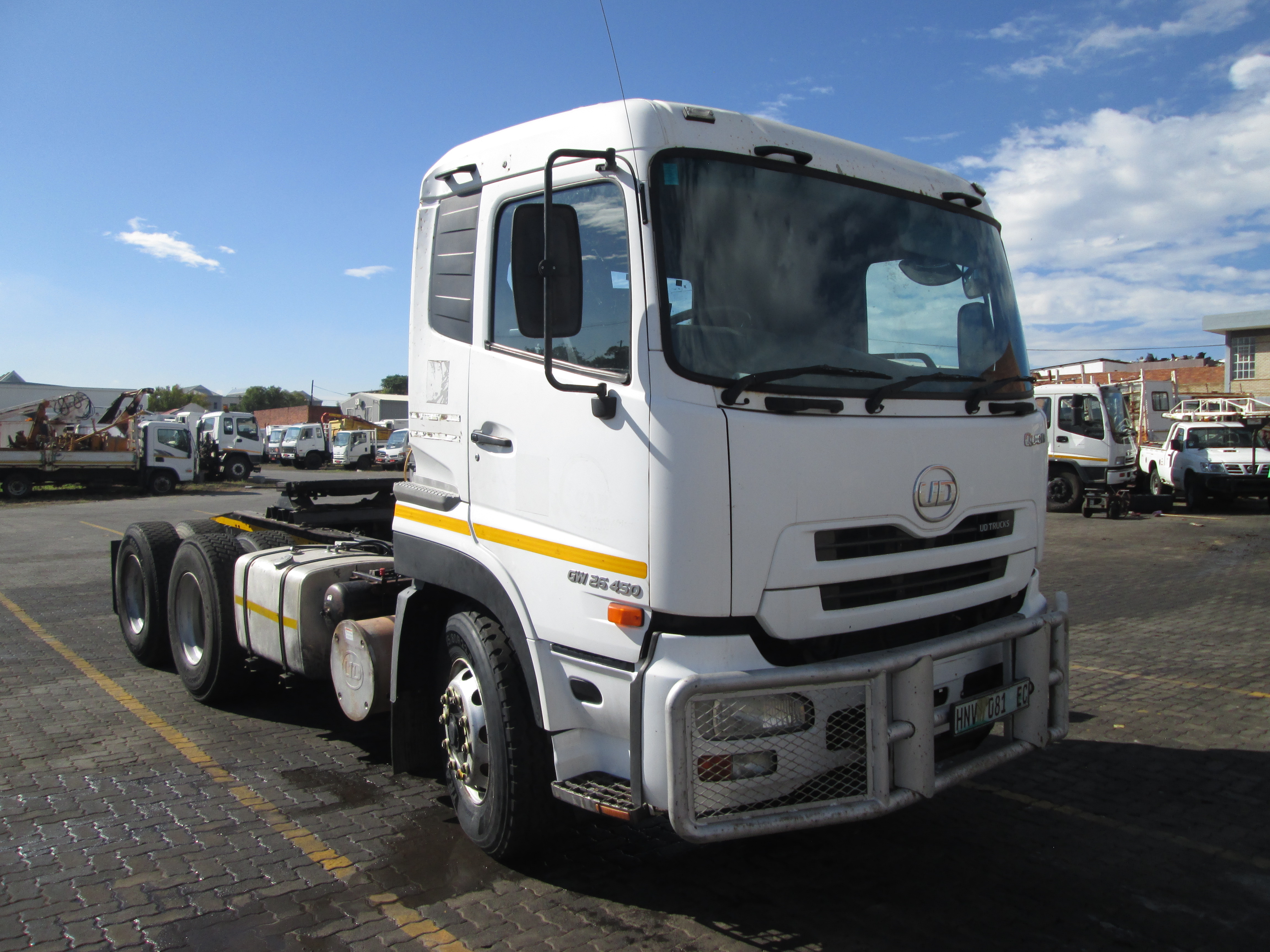2015 UD QUON GW26-450 TRUCK TRACTOR 294538KM - Image 1