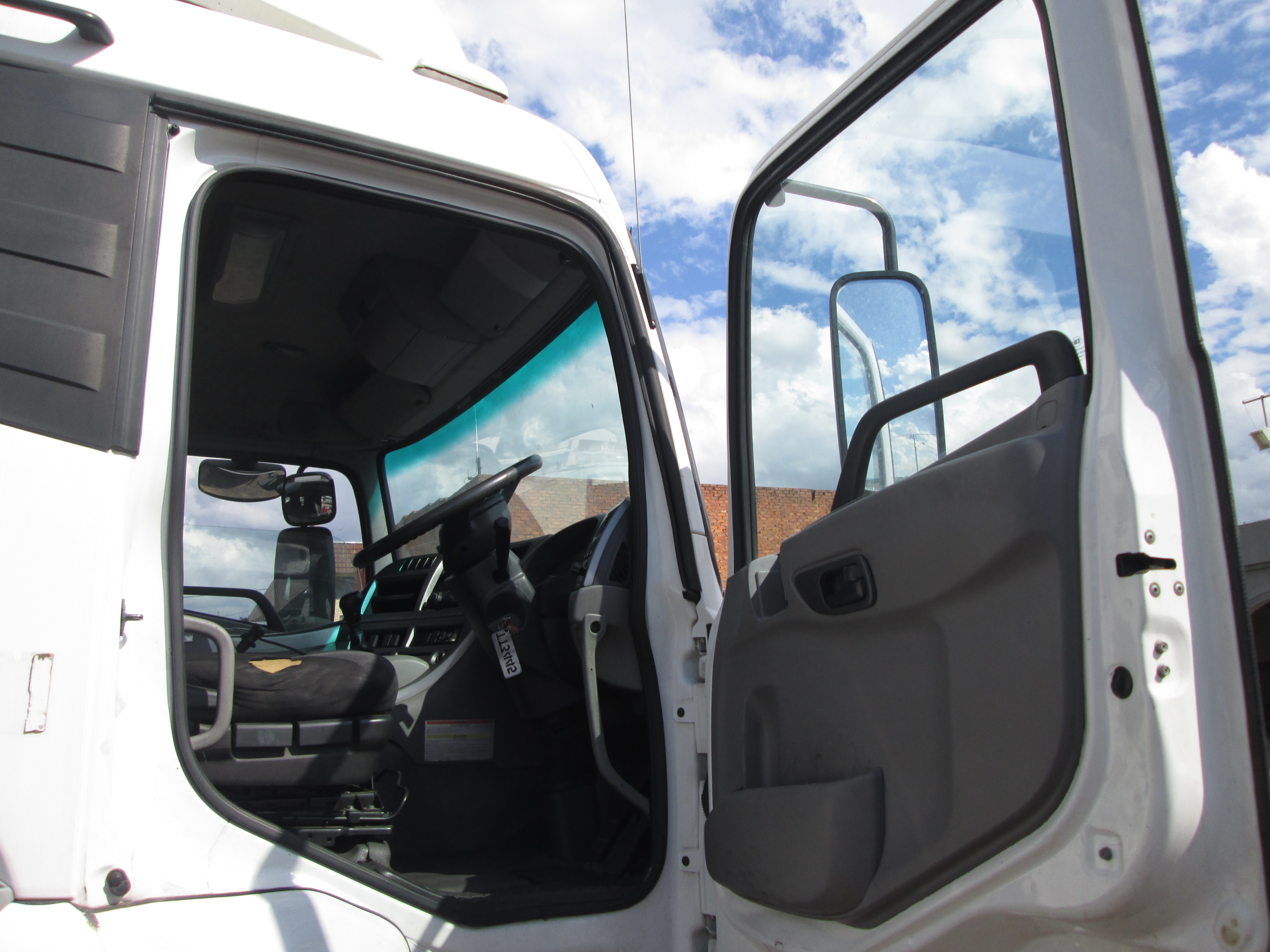 2018 UD QUON GW26-450 TRUCK TRACTOR 406503KM - Image 12