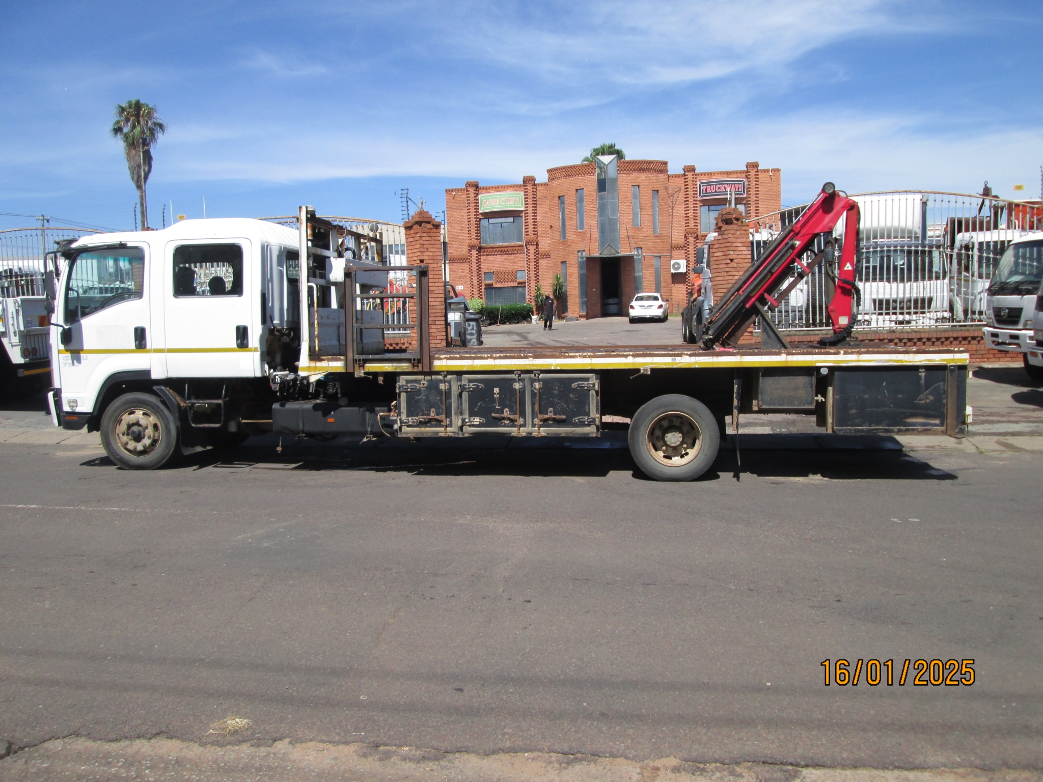2012 ISUZU FSR750 DOUBLE CAB FLATDECK WITH PC3000 CRANE - Image 4