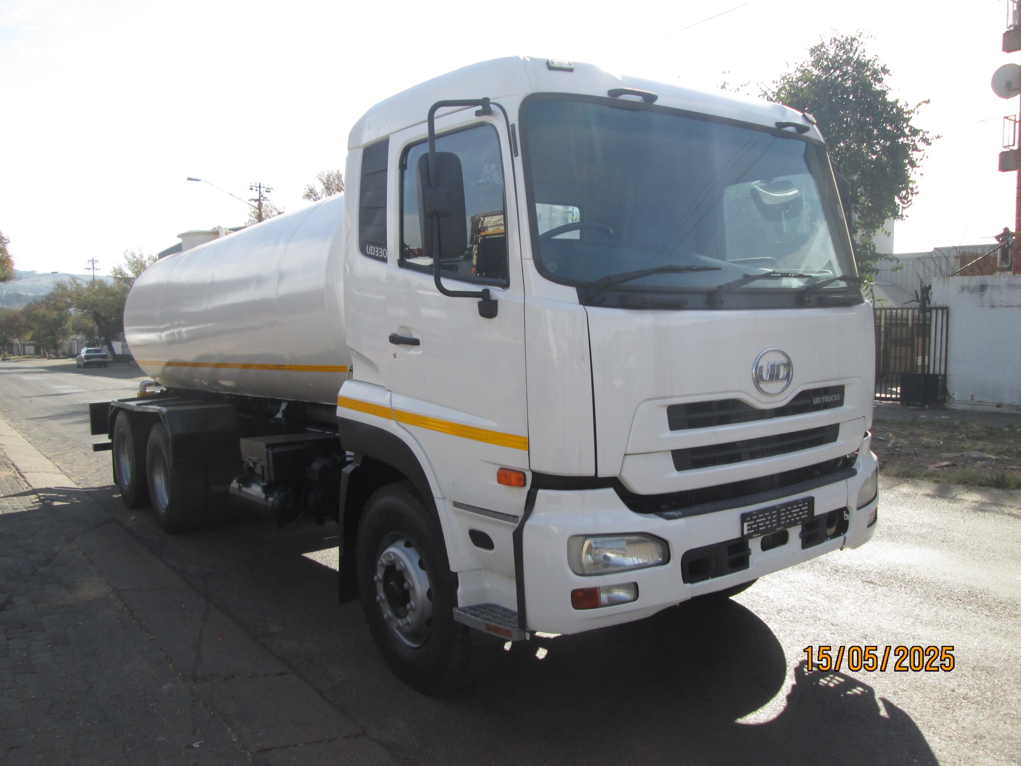 2012 UD330 14000L WATER TANKER