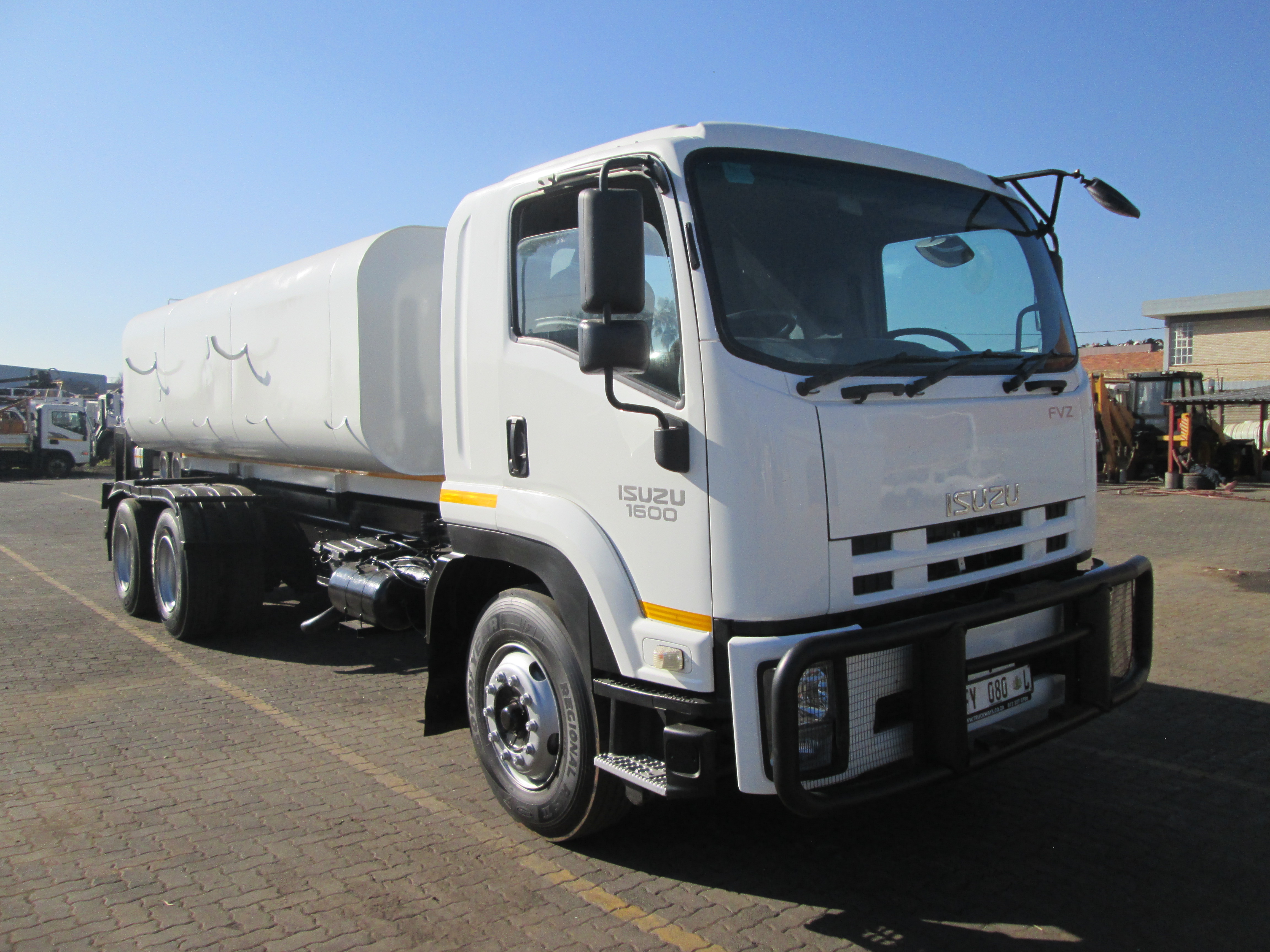 2011 ISUZU FVZ1400 16000L WATER TANKER 453822KM - Image 1