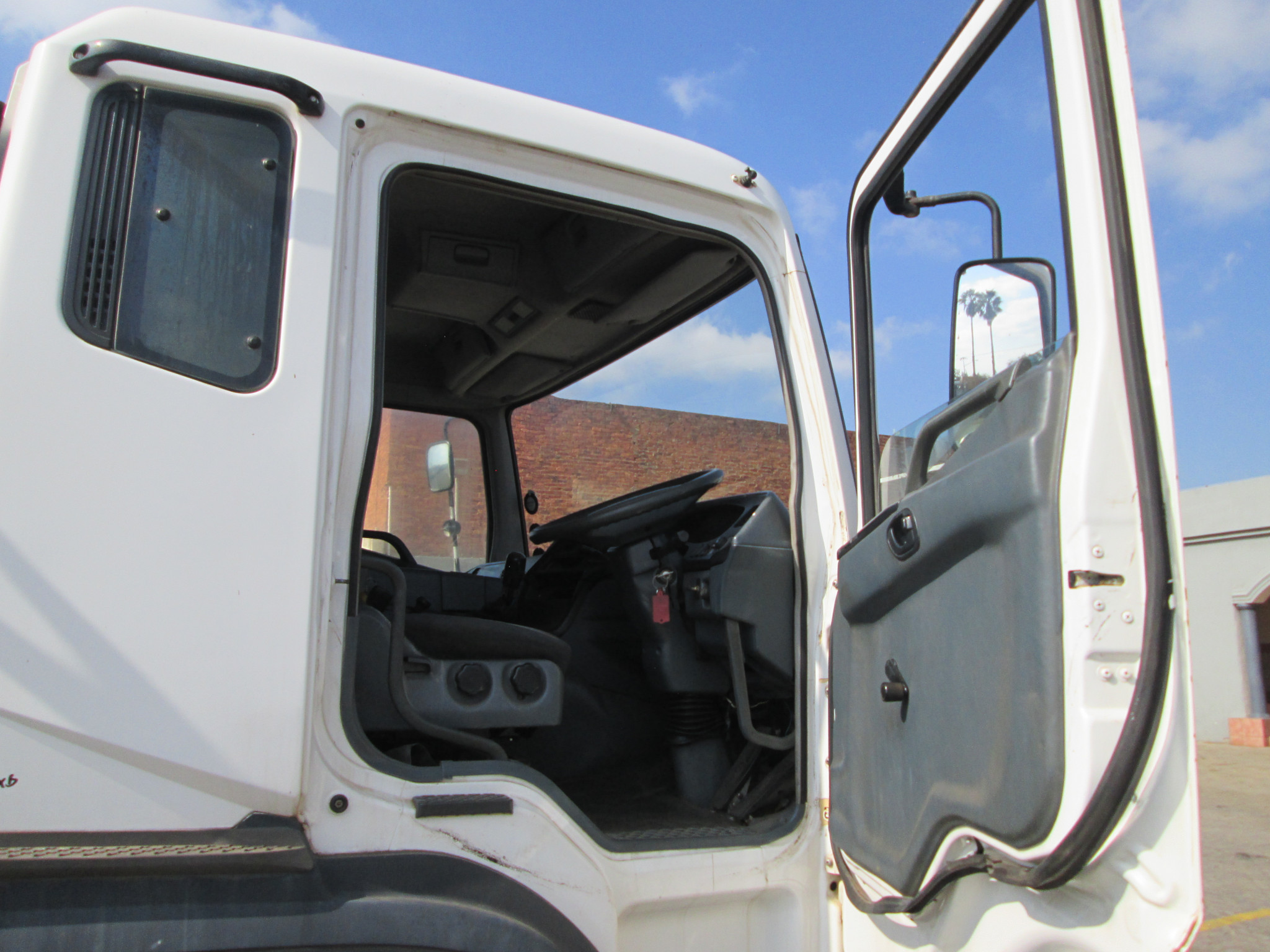 2007 FUSO FV26-340 12TON DROPSIDE WITH P15000L BONFIGLIOLI CRANE 376865KM - Image 12