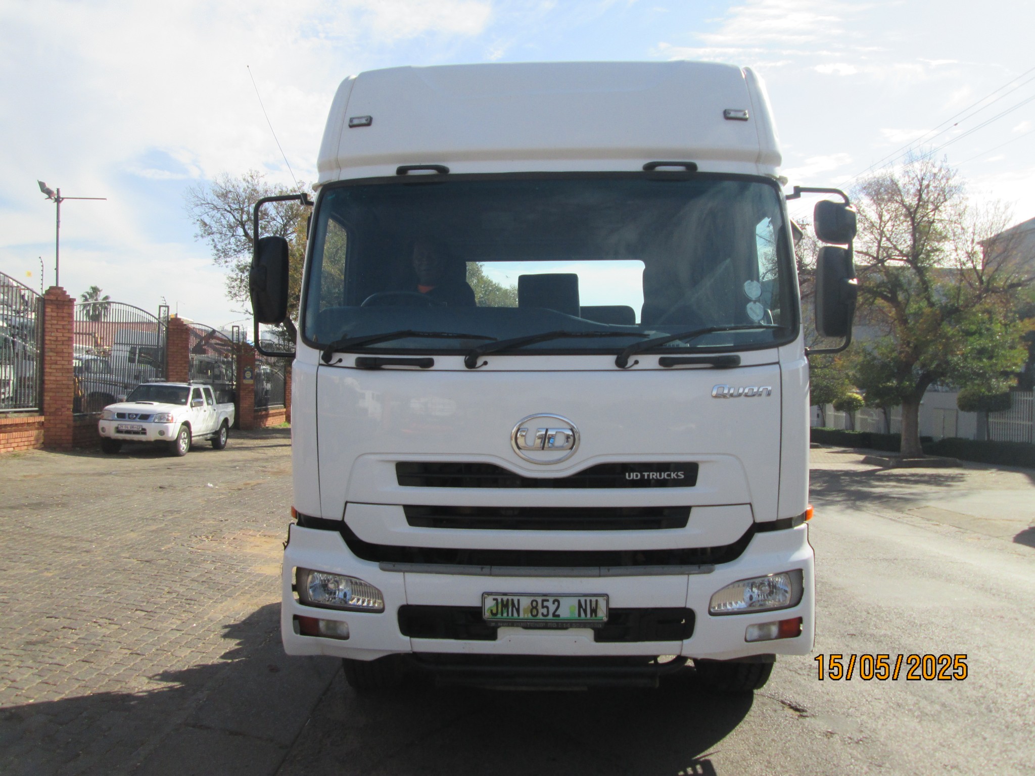 2015 UD QUON GW26-450 TRUCK TRACTOR - Image 2