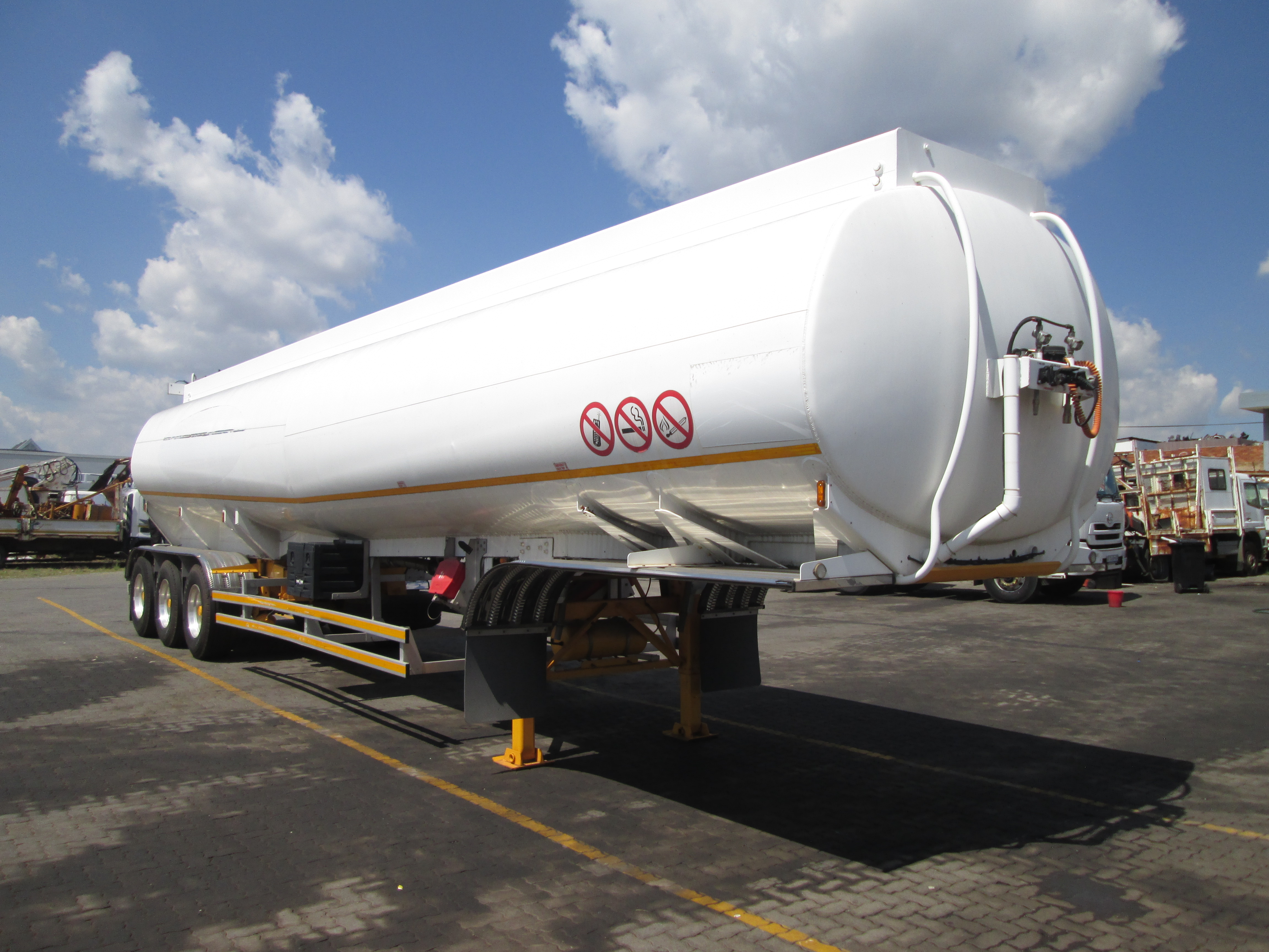 Un-usedTank Clinic 45 000l fuel tanker - Image 1