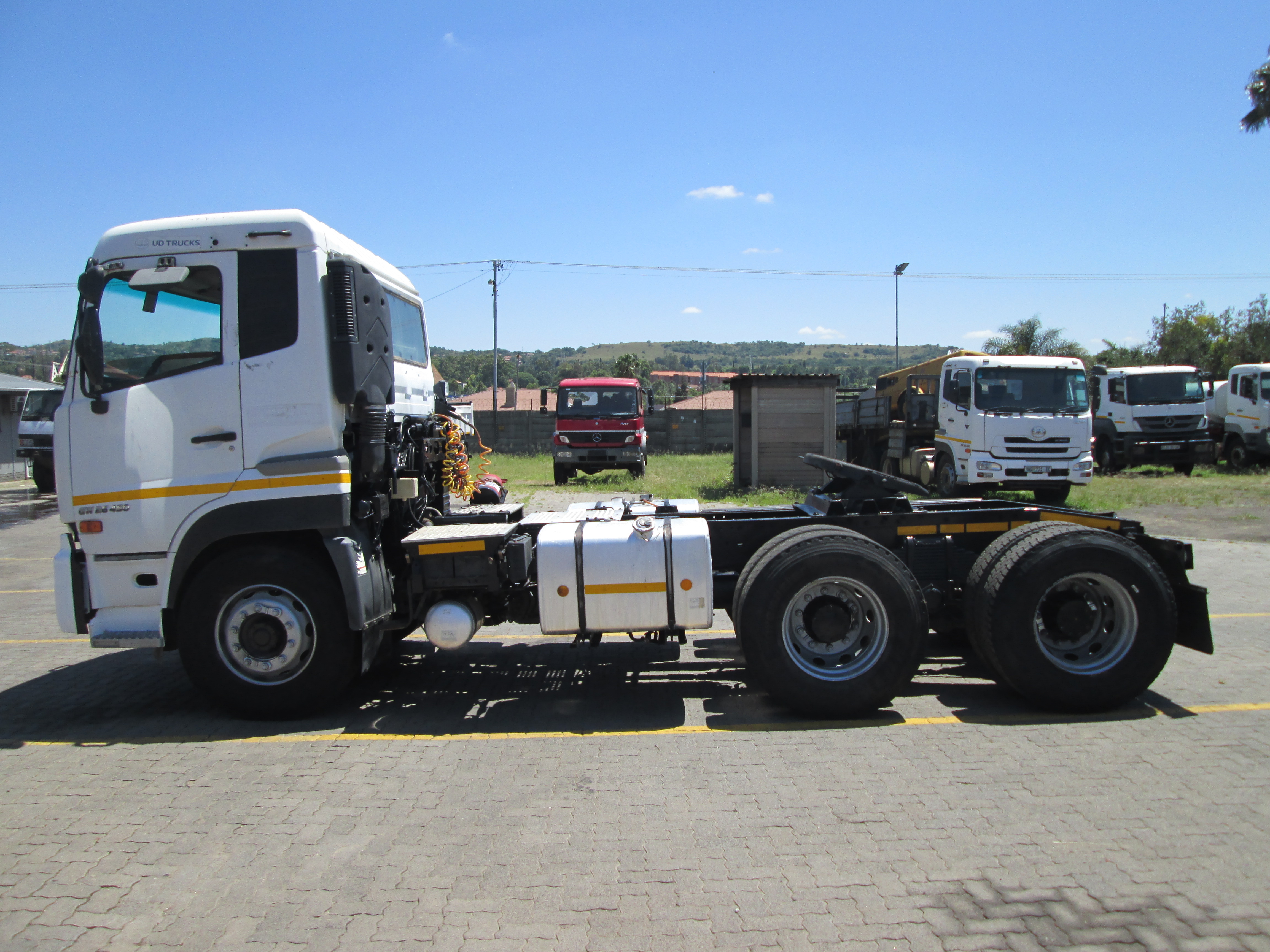 2015 UD QUON GW26-450 TRUCK TRACTOR 275737KM - Image 4