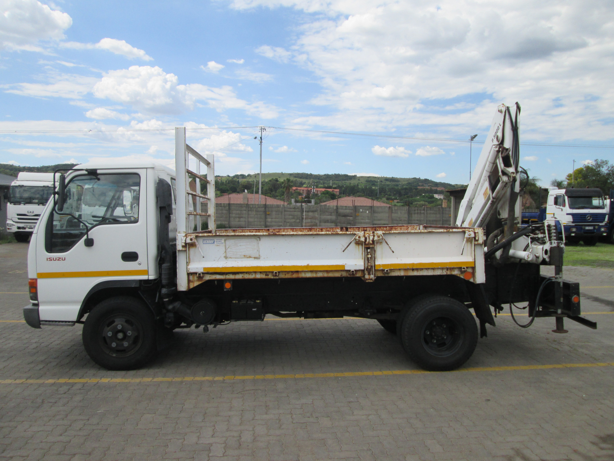 1999 ISUZU NPR300 3TON DROPSIDE WITH BONFIGLIOLI  P5000L CRANE - Image 4