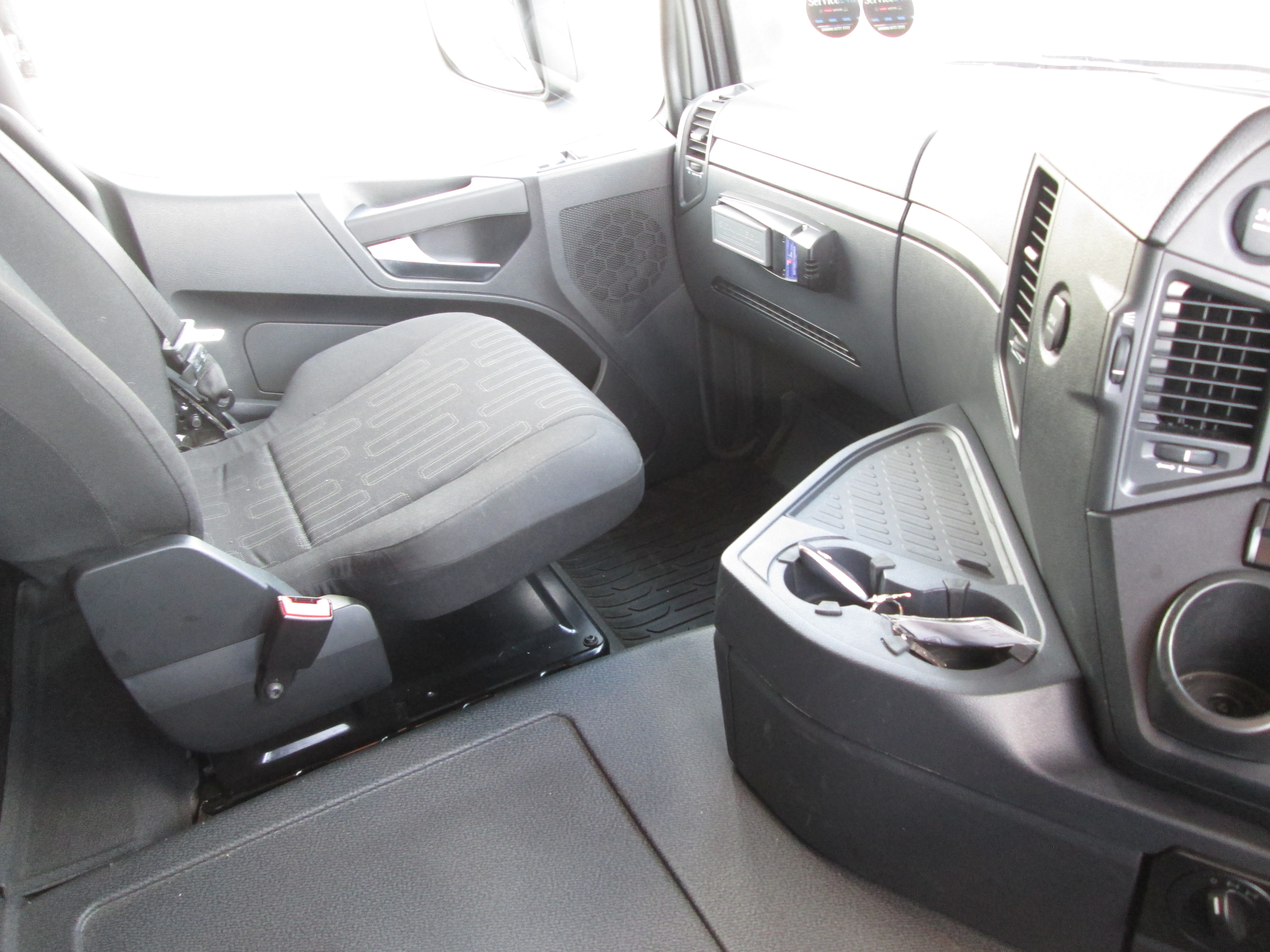 2023 Mercedes Benz AROCS 4152 Twin steer 8x4 flat deck Equipped with rear mount PK63002 EH crane - Image 2