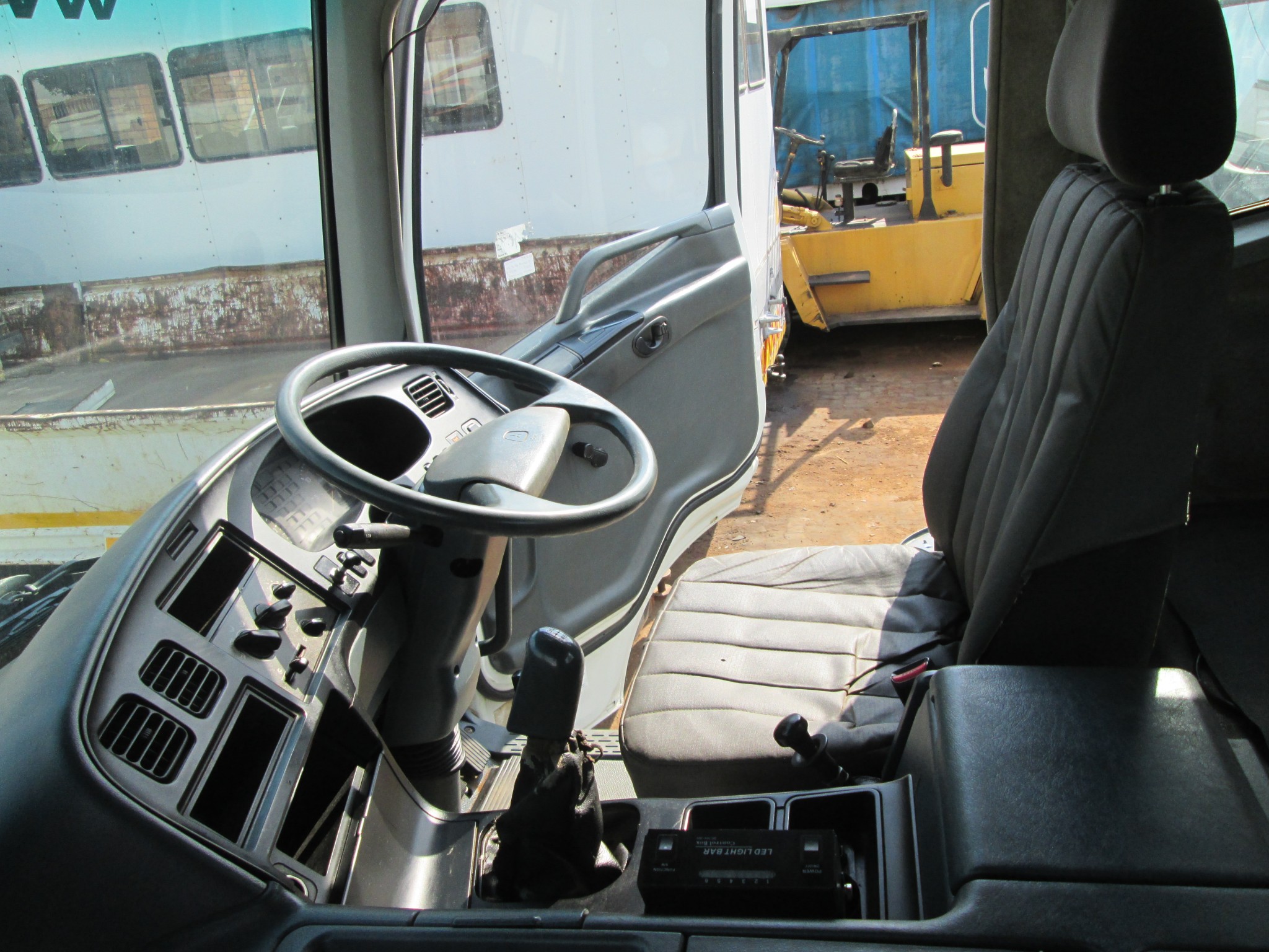 2013 MITSHUBISHI FUSO 26-420 12TON ROLLBACK - Image 13