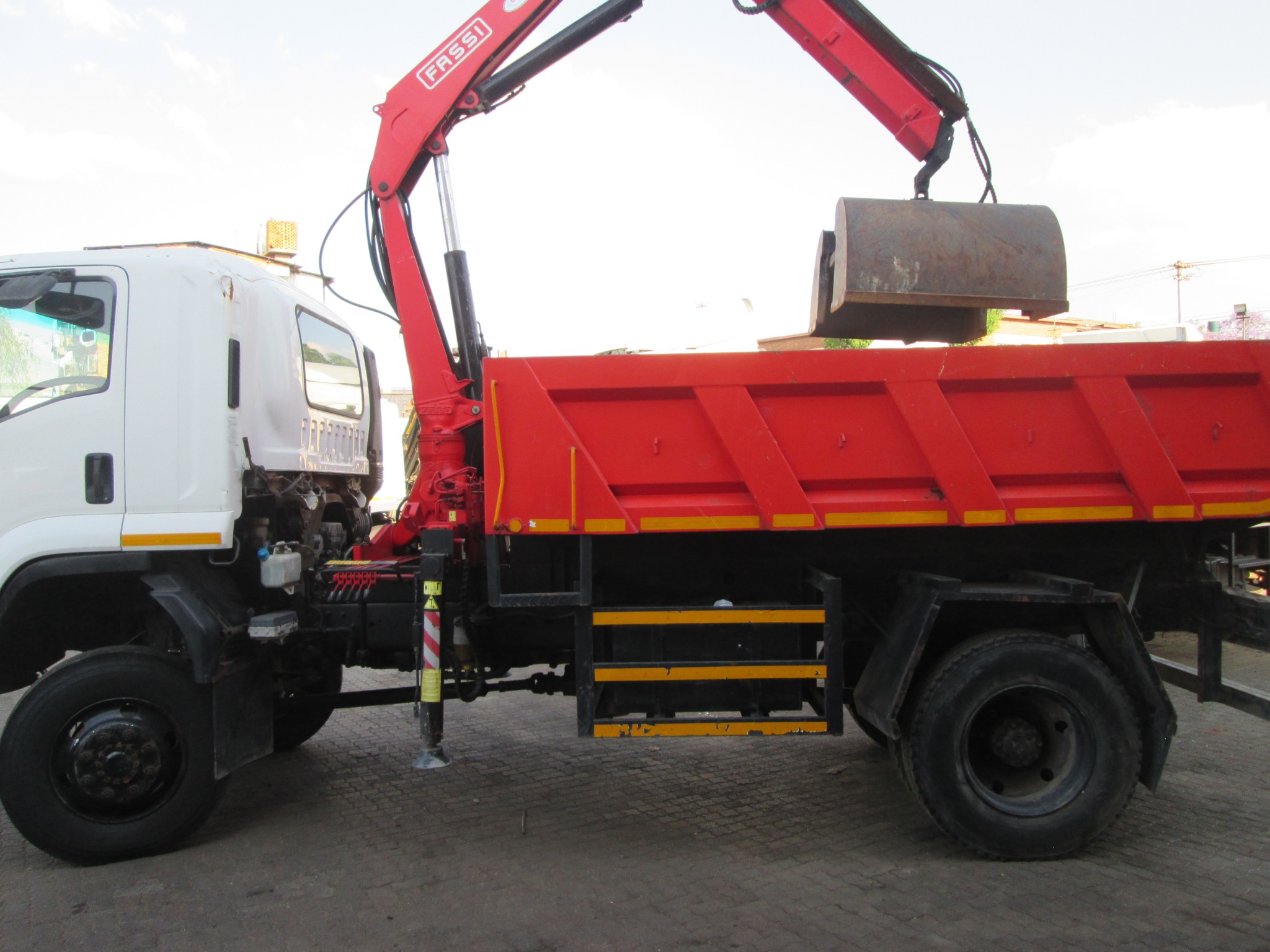 2014 ISUZU FTS 750 4X4 5M³ TIPPER WITH FASSI F95 CRANE & CRAB  - Image 15