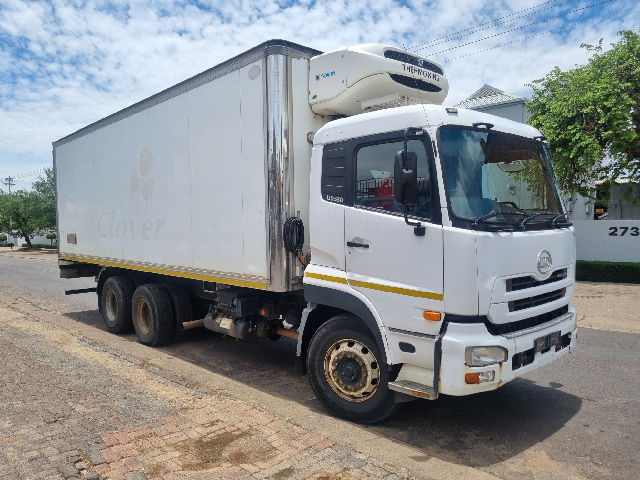 2013 UD330 14TON TRUCK WITH THERMO KING FRIDGE UNIT - Image 1