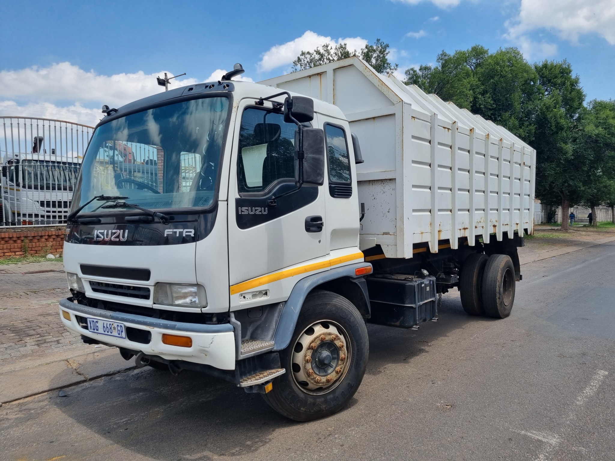 2008 ISUZU FTR800 8TON CLOSED BODY TIPPER - Image 4