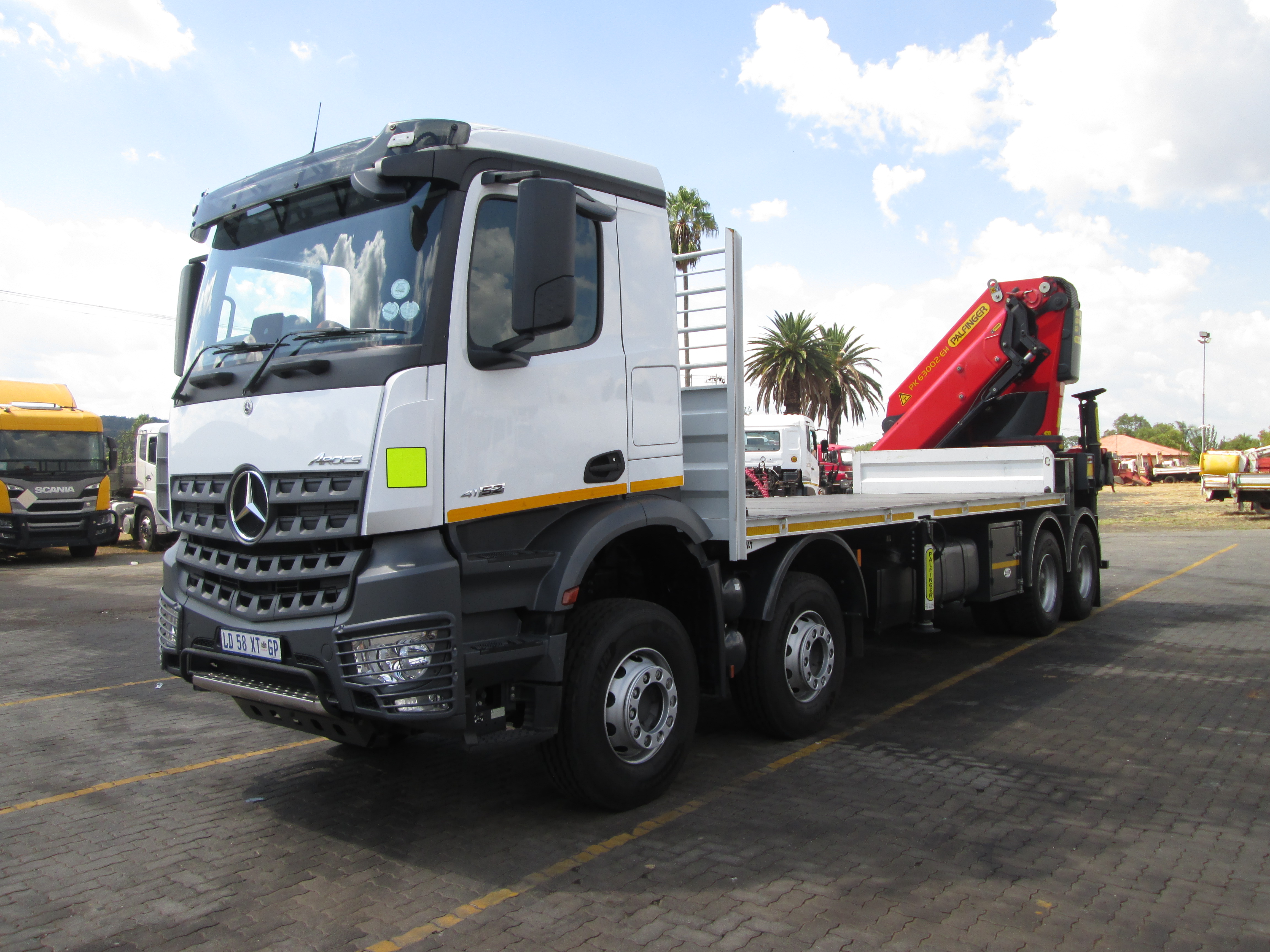2023 Mercedes Benz AROCS 4152 Twin steer 8x4 flat deck Equipped with rear mount PK63002 EH crane - Image 7