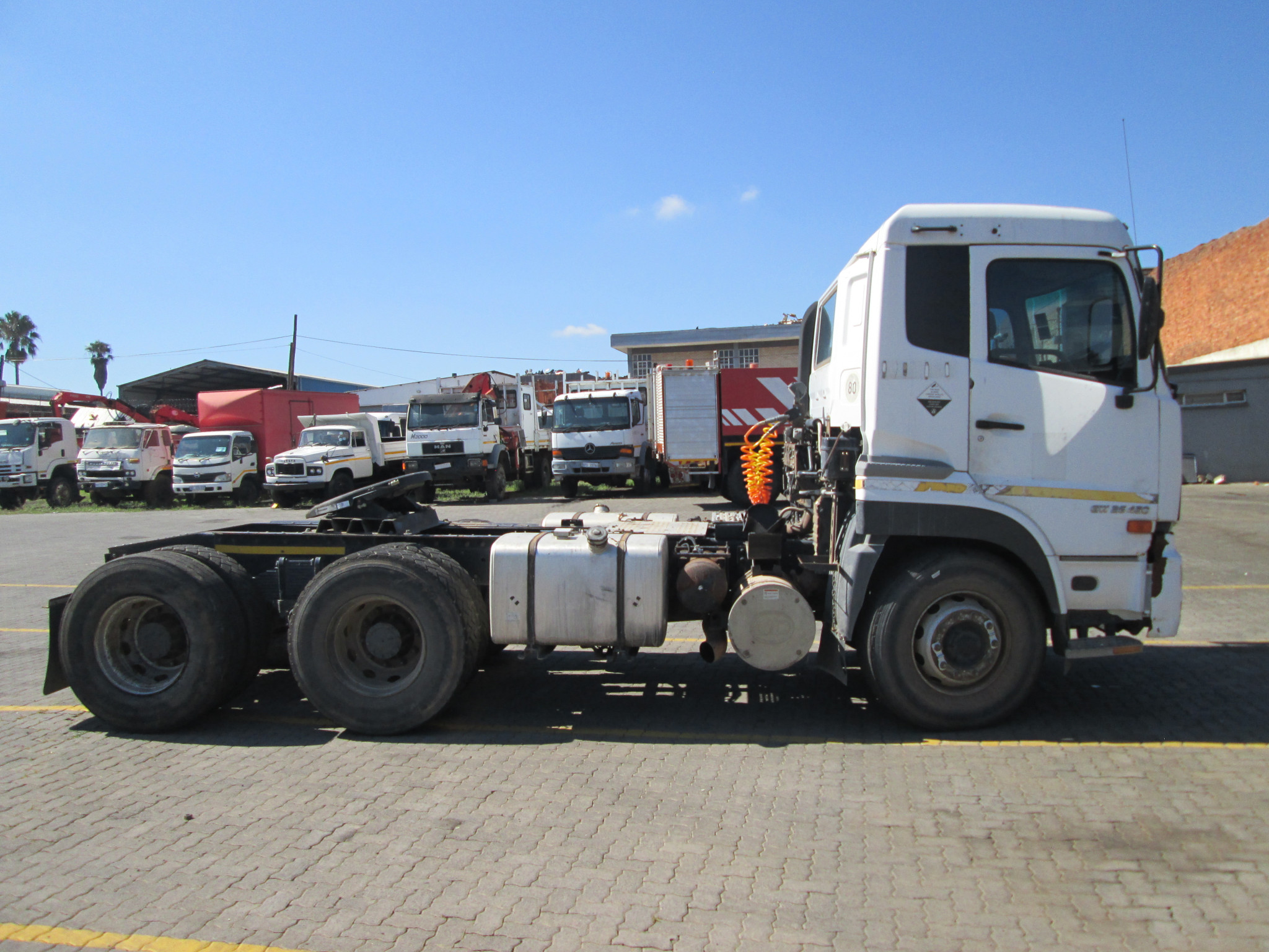 2015 UD QUON GW26-450 TRUCK TRACTOR 309996 KM - Image 16