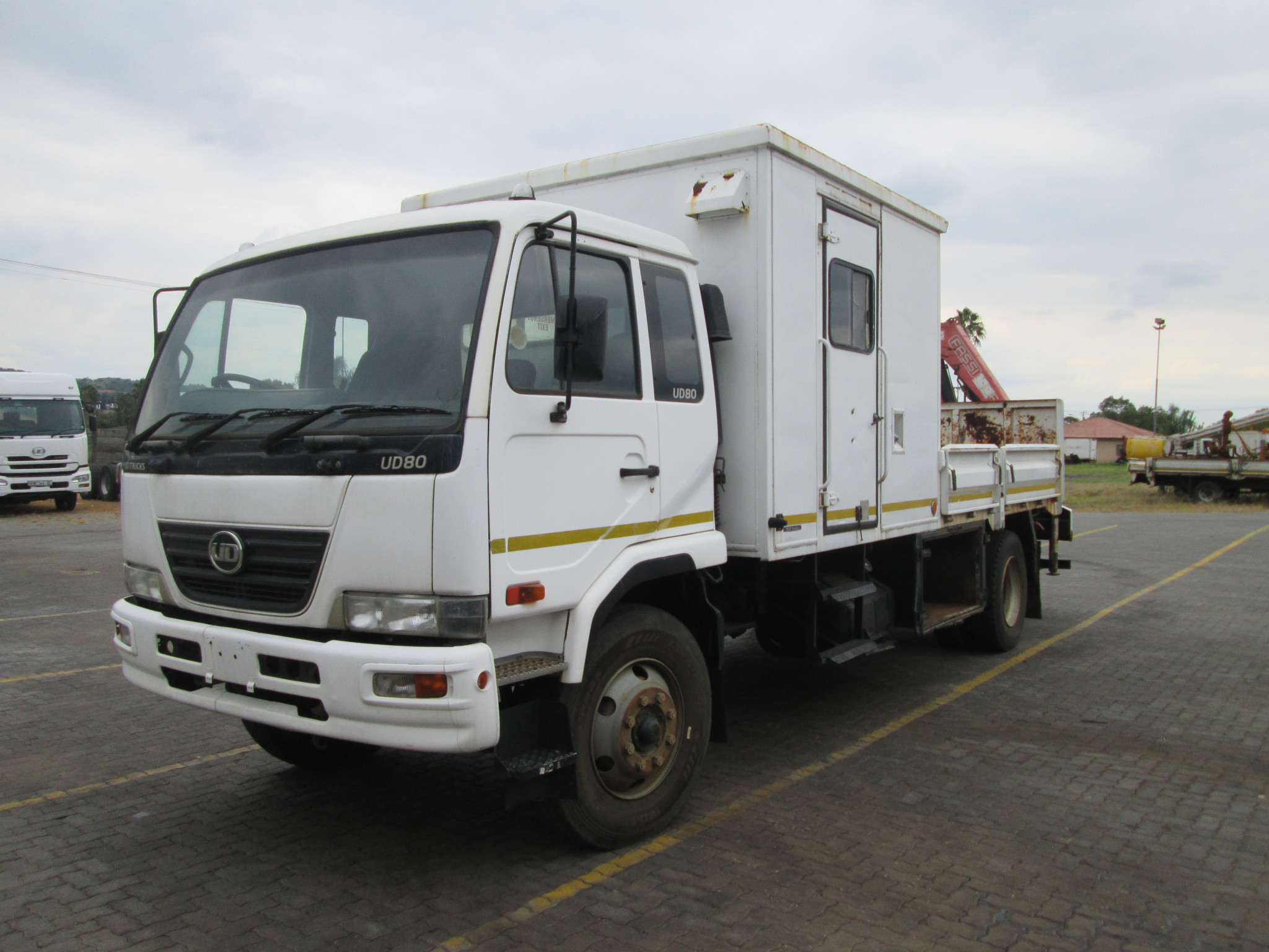 2011 UD TRUCK UD80 8TON DROPSIDE WITH FASSI F65 CRANE & CREWCAB - Image 3