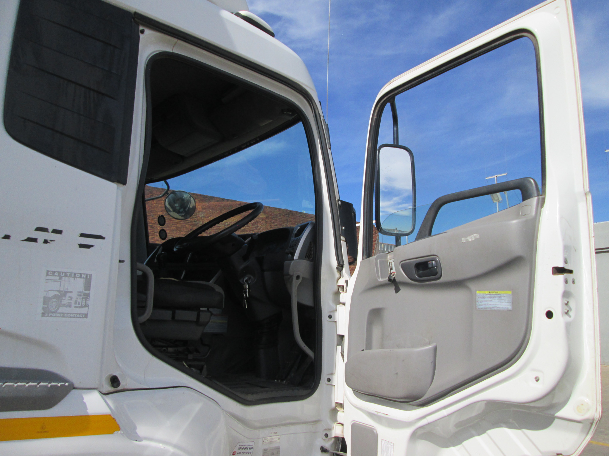 2018 UD QUON GW26-450 TRUCK TRACTOR 304005KM - Image 9