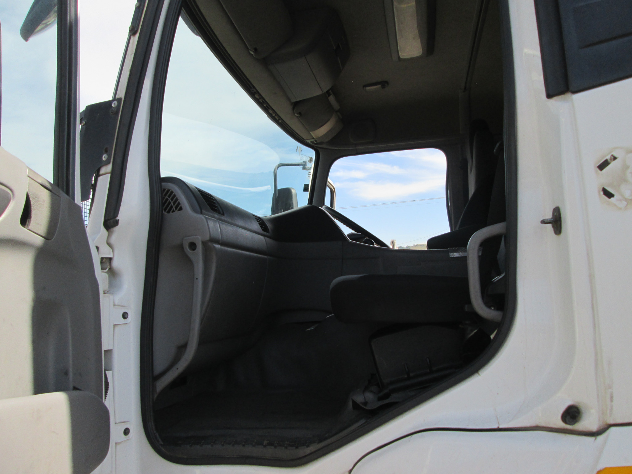 2018 UD QUON GW26-450 TRUCK TRACTOR 304005KM - Image 14