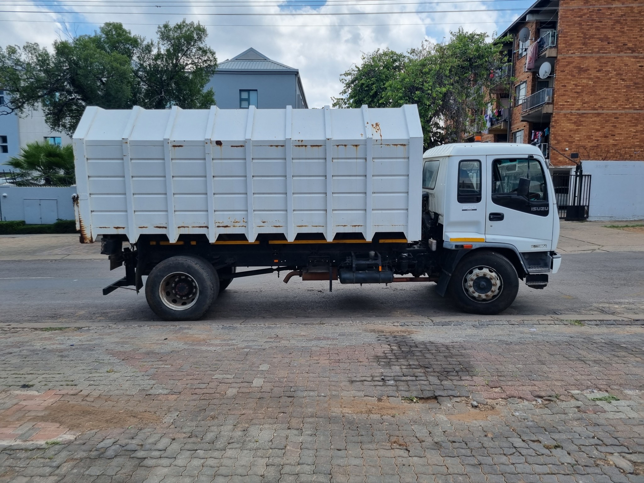 2008 ISUZU FTR800 8TON CLOSED BODY TIPPER - Image 9