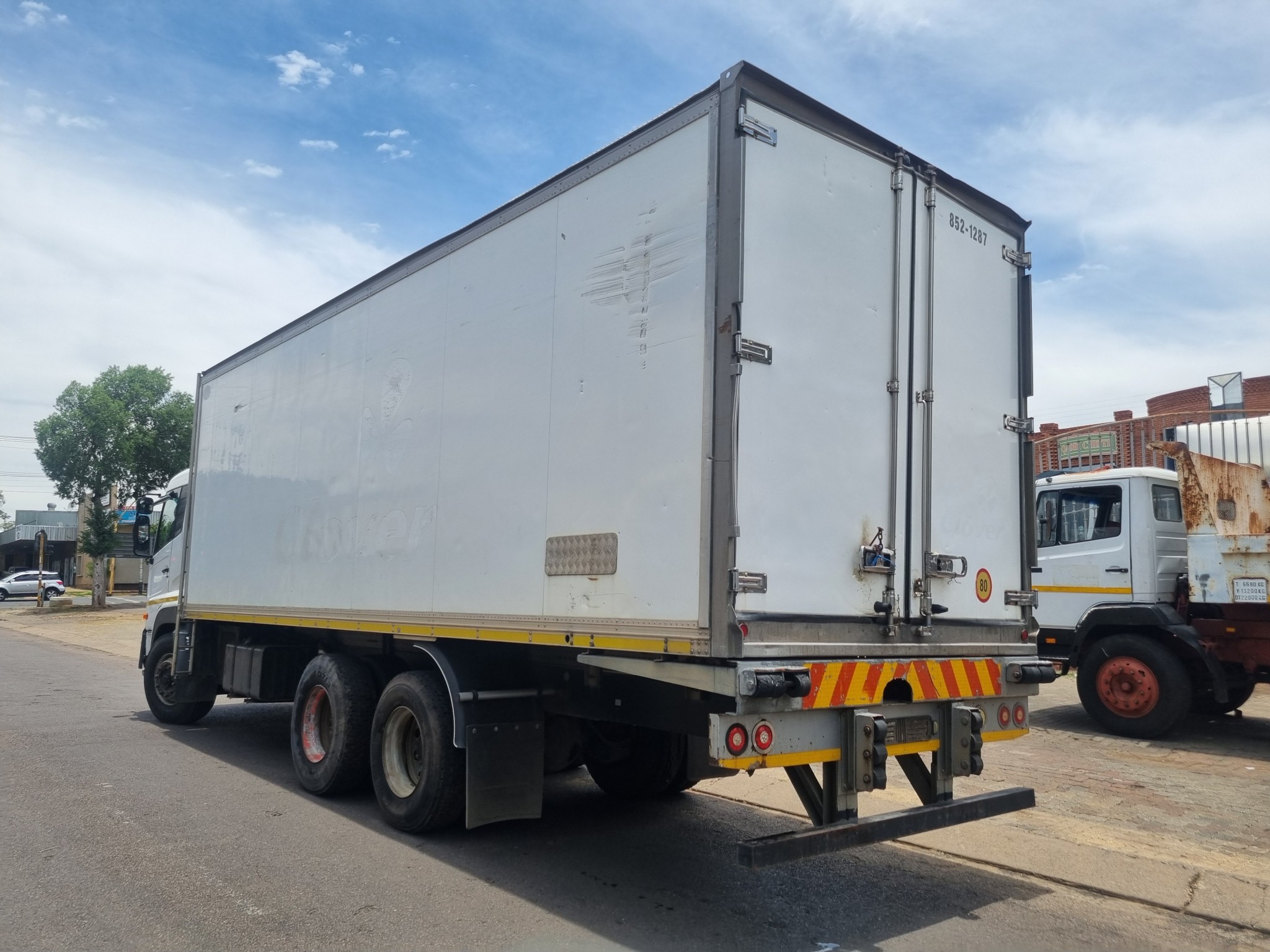 2013 UD330 14TON TRUCK WITH THERMO KING FRIDGE UNIT - Image 5