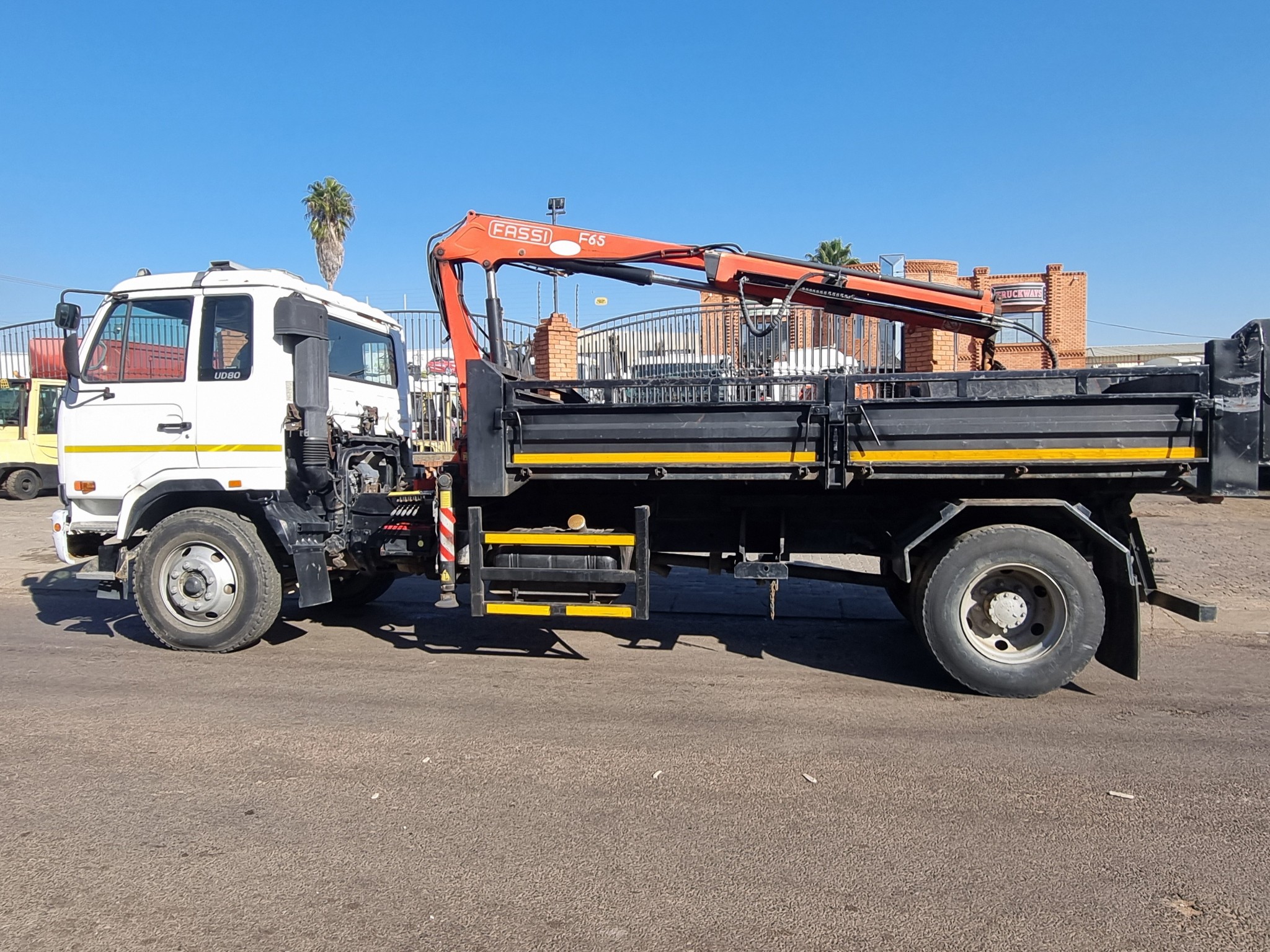 2013 UD80 5CUBE  TIPPER DROPSIDE BODY WITH FASSI F65 CRANE & GRAB - Image 5