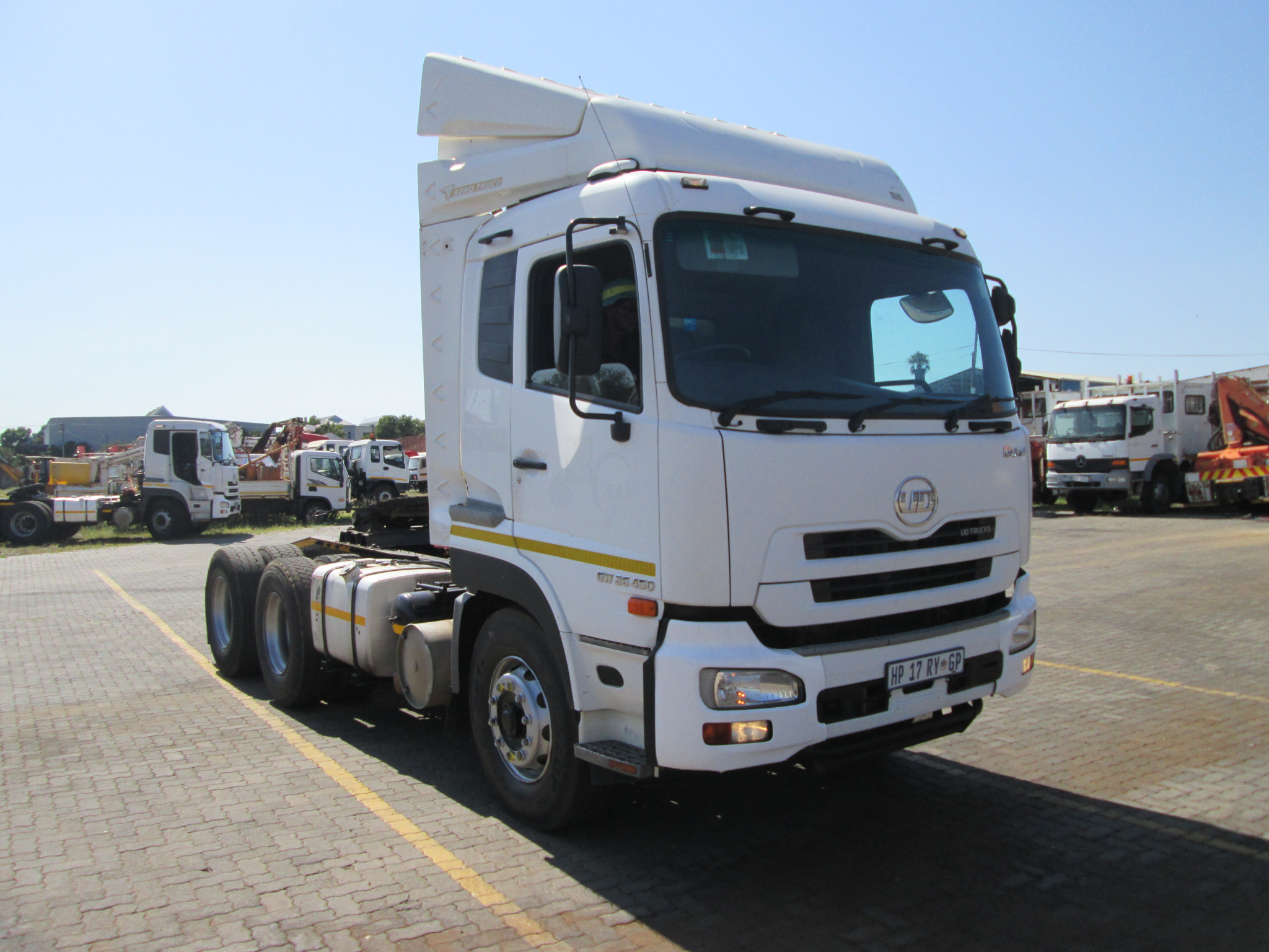 2018 UD QUON GW26-450 TRUCK TRACTOR 246563KM - Image 1