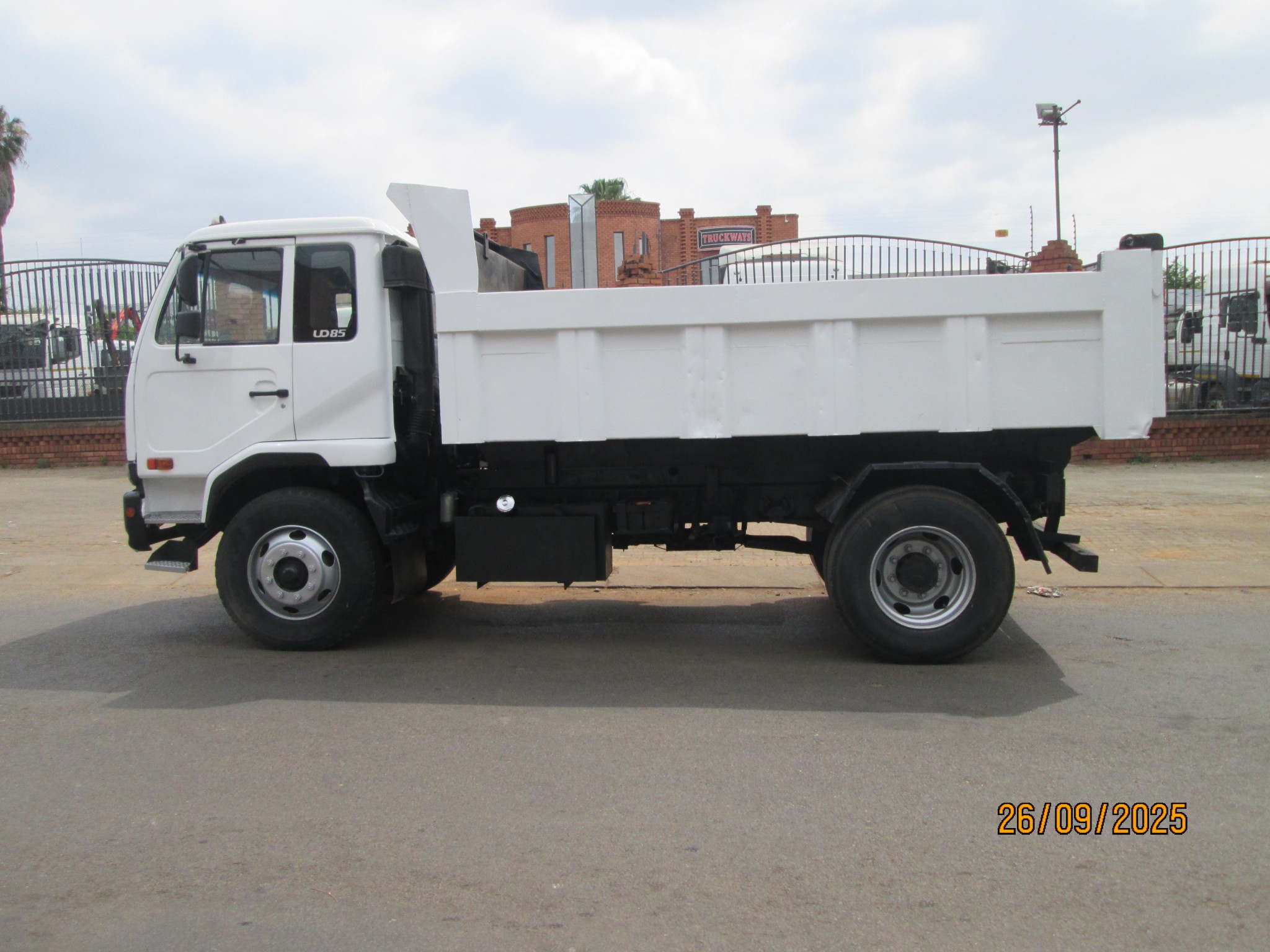 2004 UD85 6CUBE TIPPER - Image 4
