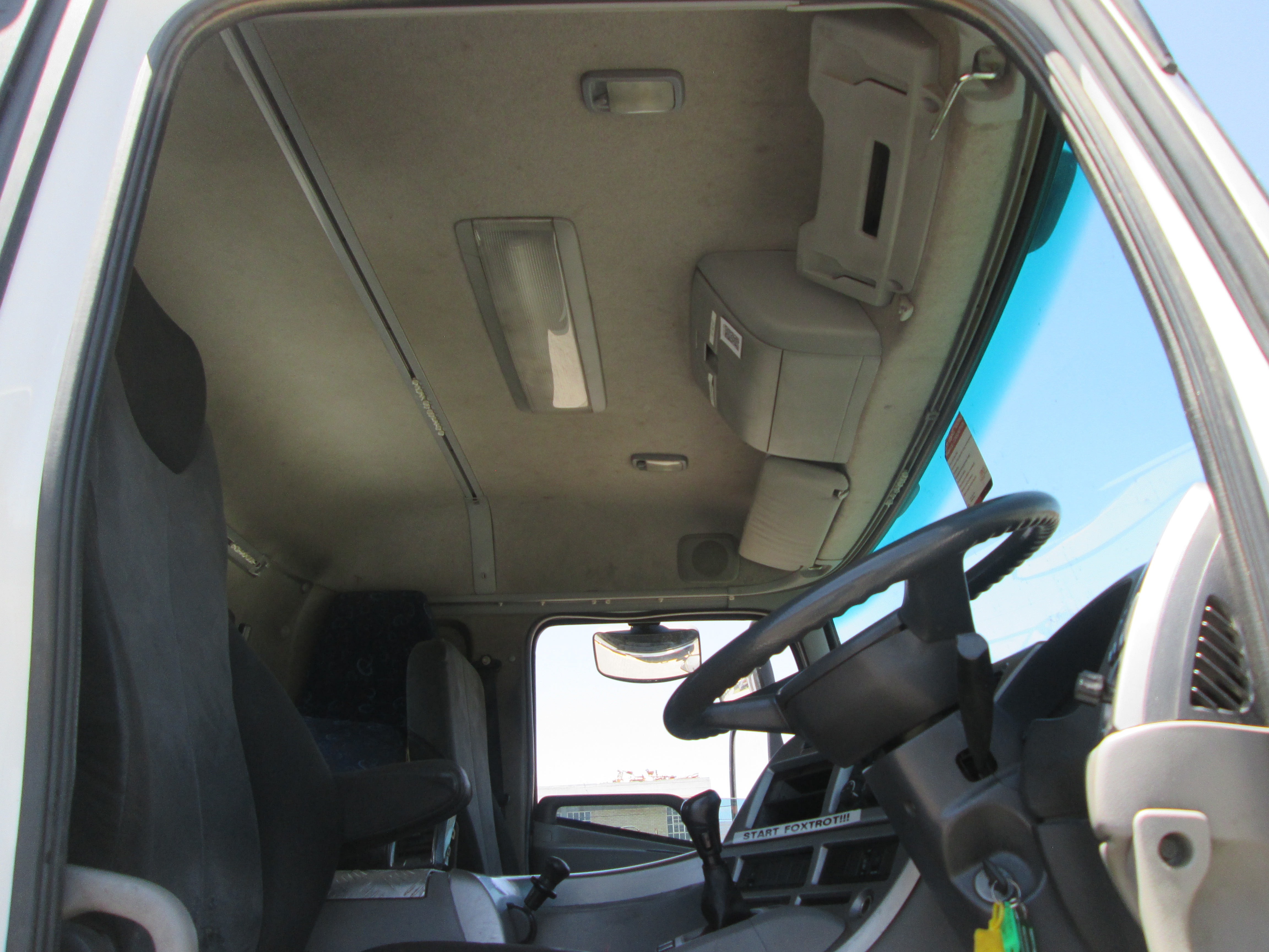 2015 UD QUON GW26-450 TRUCK TRACTOR 275737KM - Image 11