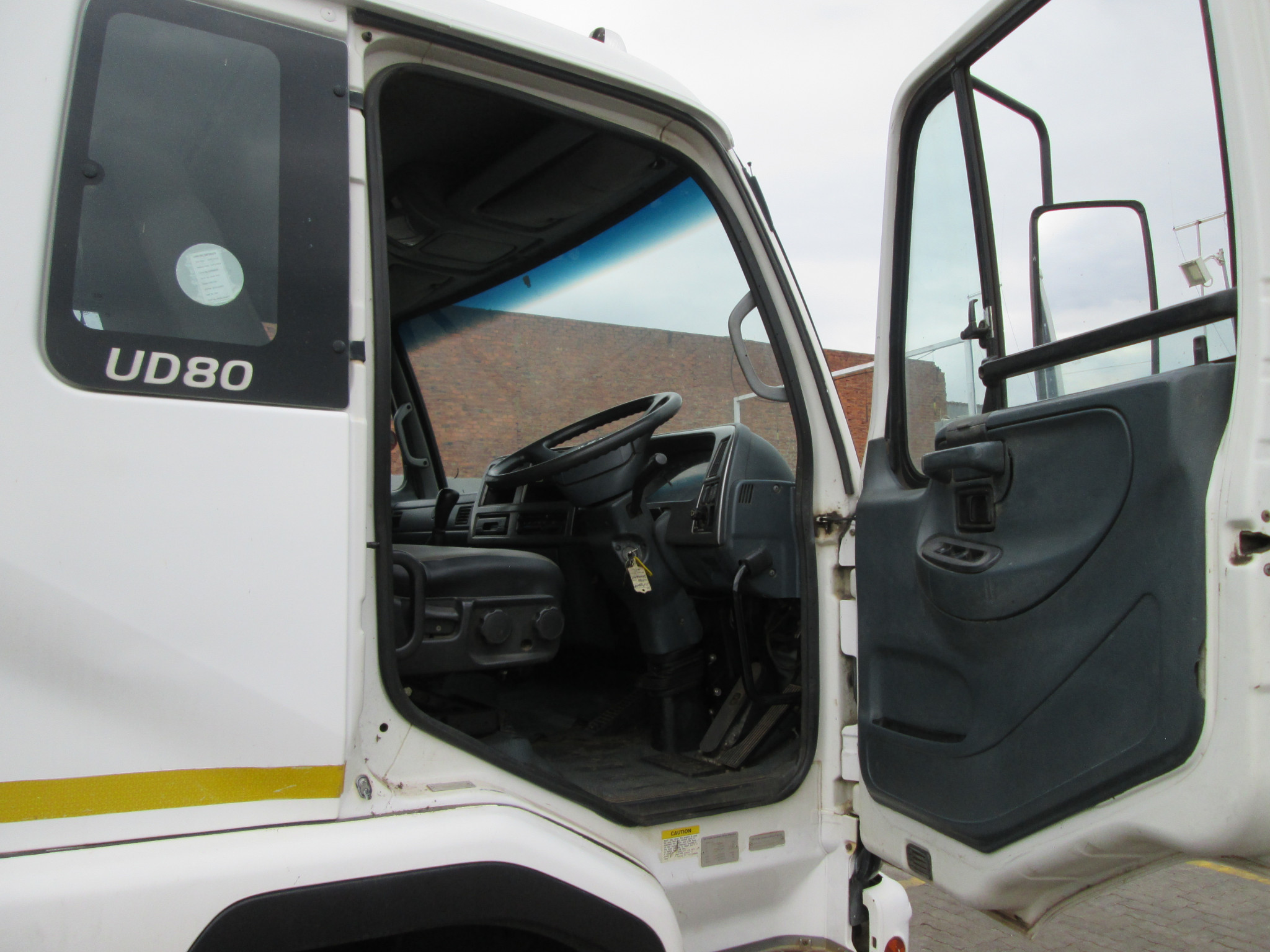 2011 UD TRUCK UD80 8TON DROPSIDE WITH FASSI F65 CRANE & CREWCAB - Image 9