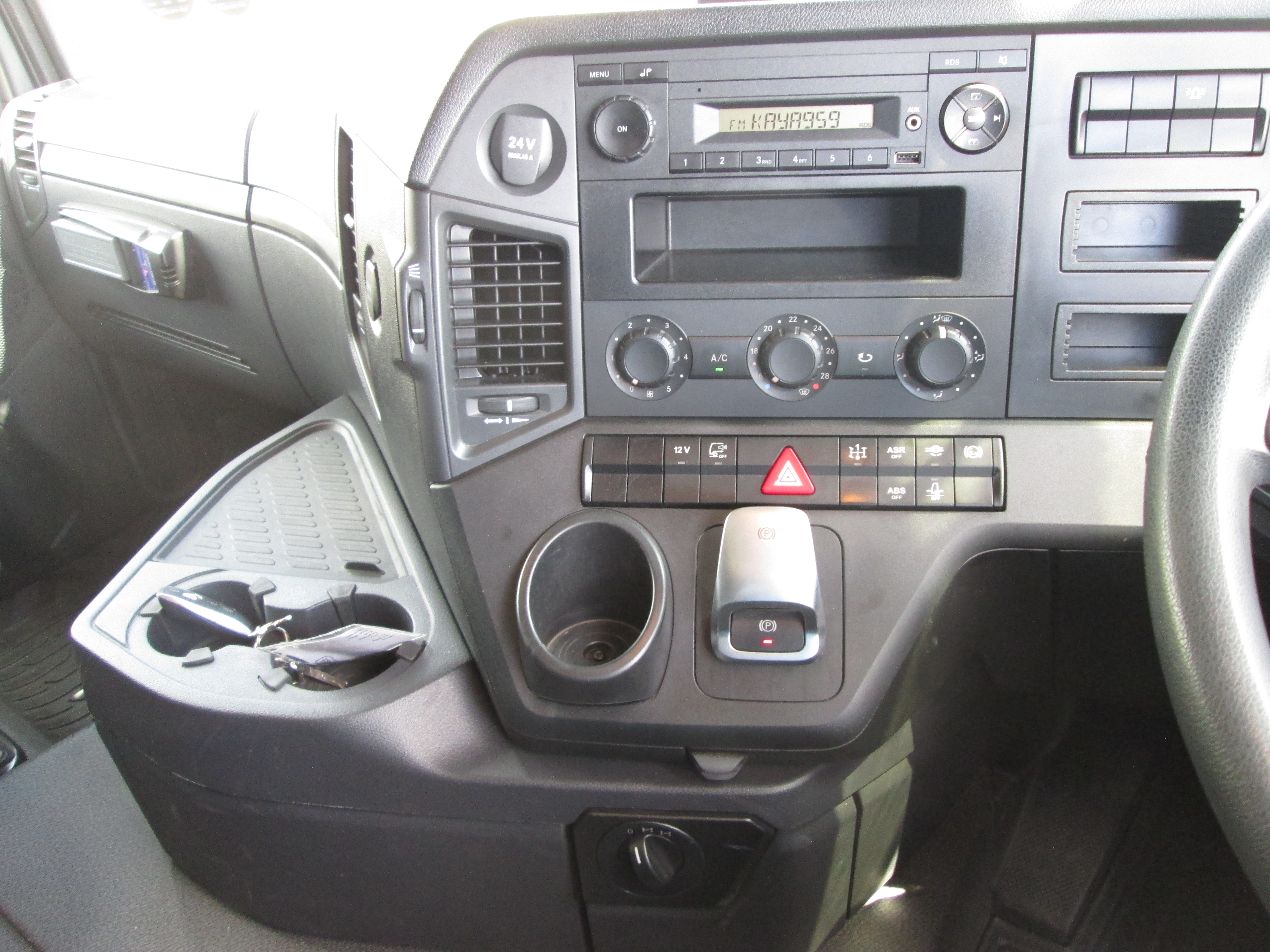 2023 Mercedes Benz AROCS 4152 Twin steer 8x4 flat deck Equipped with rear mount PK63002 EH crane - Image 3