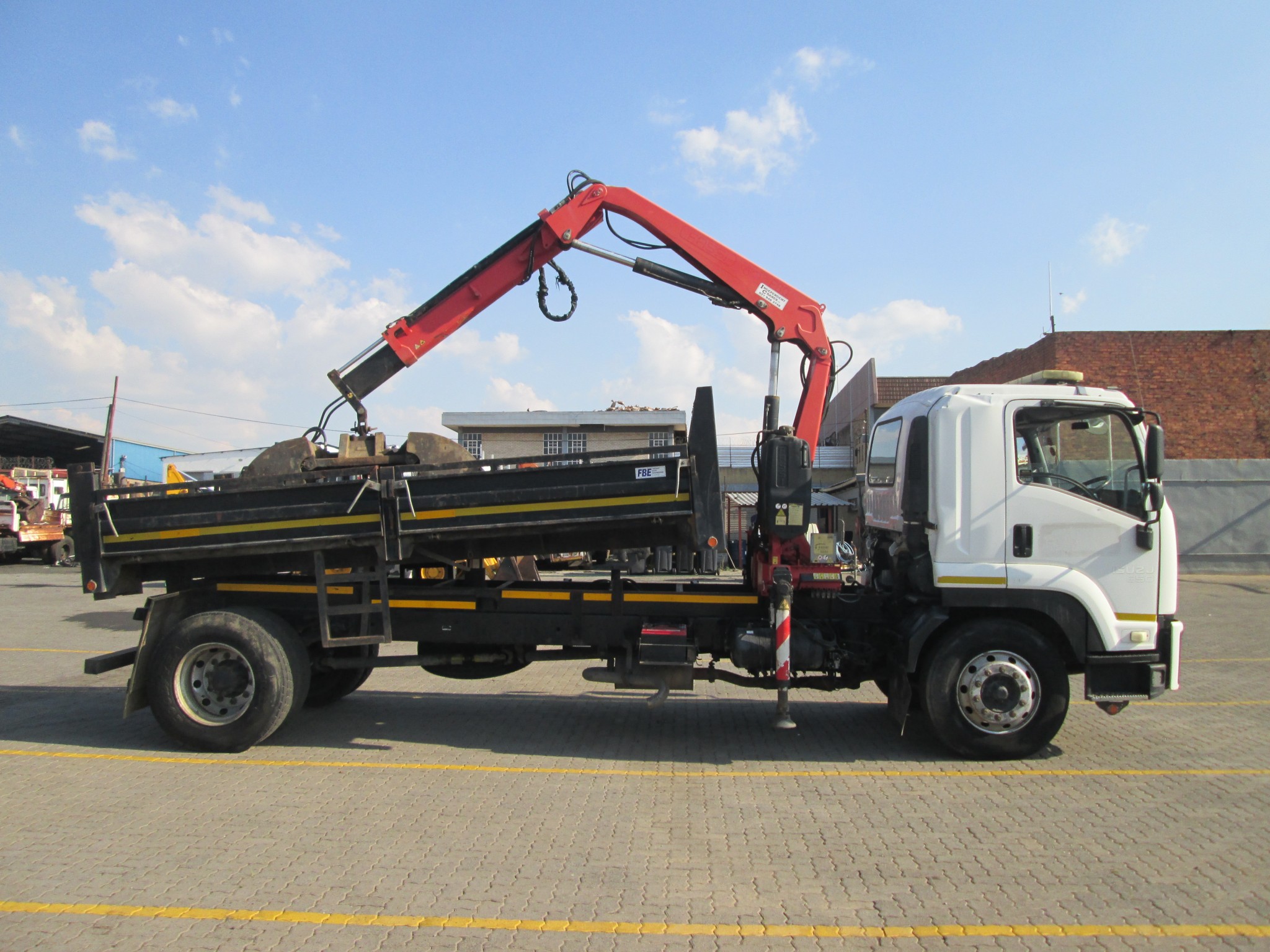 2014 ISUZU FTR850 5CUBE TIPPER DROPSIDE BODY WITH FASSI F80 CRANE AND GRAB - Image 8