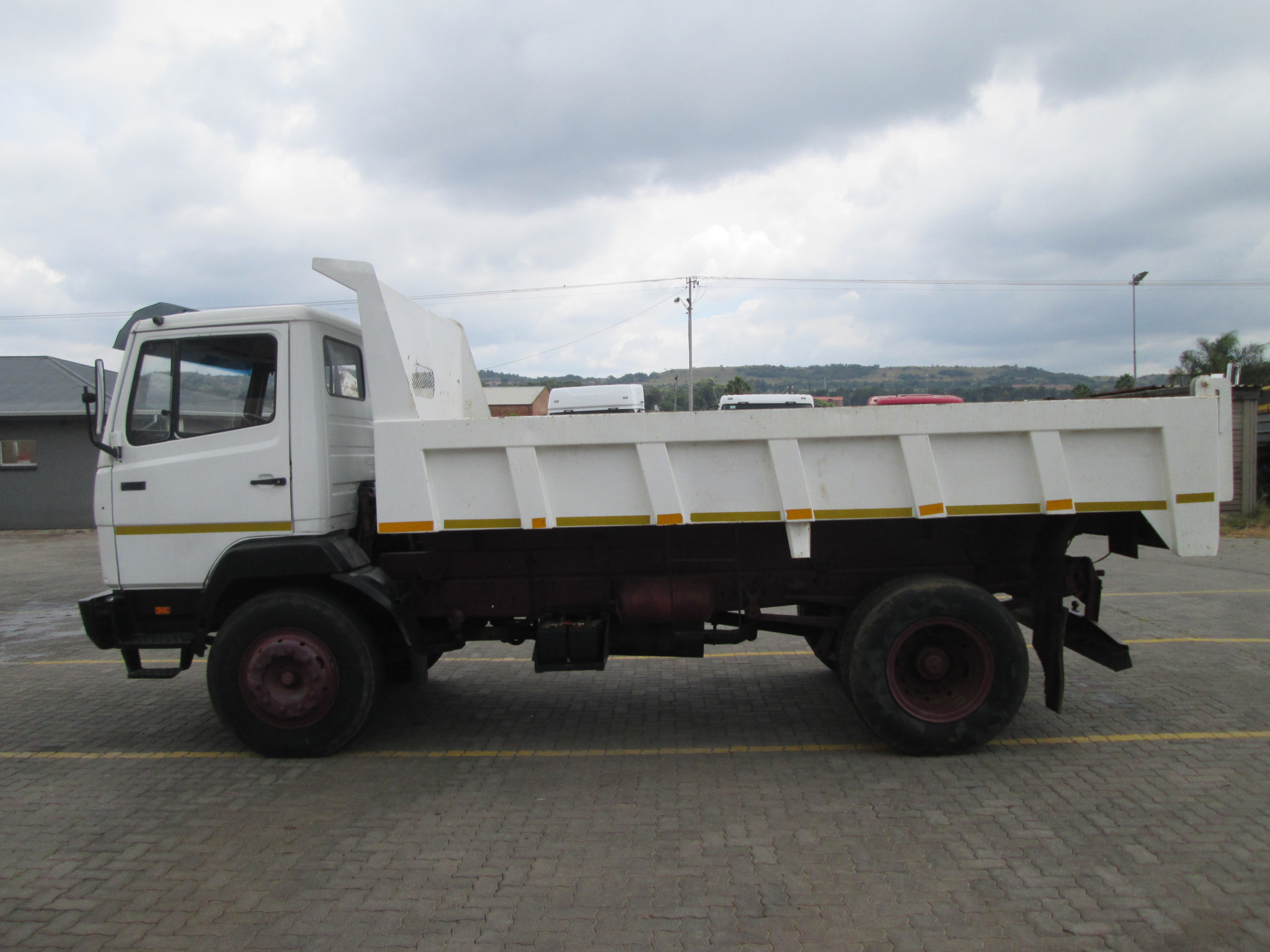 1993 MERCEDES BENZ 1214 6CUBE TIPPER - Image 4