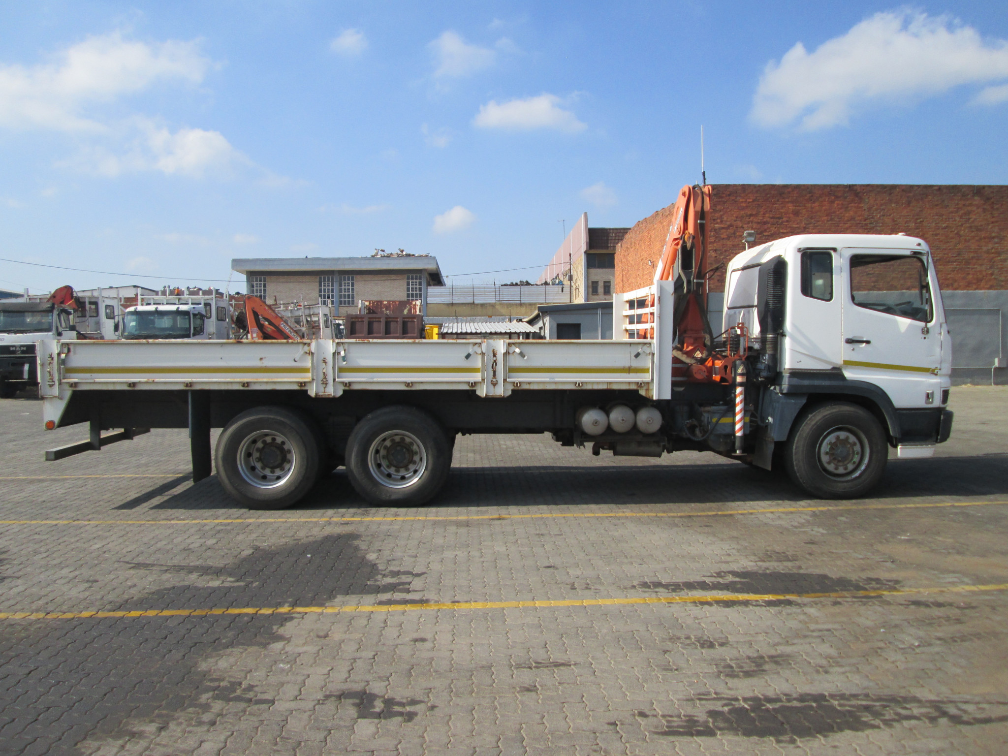 2007 FUSO FV26-340 12TON DROPSIDE WITH P15000L BONFIGLIOLI CRANE 376865KM - Image 11