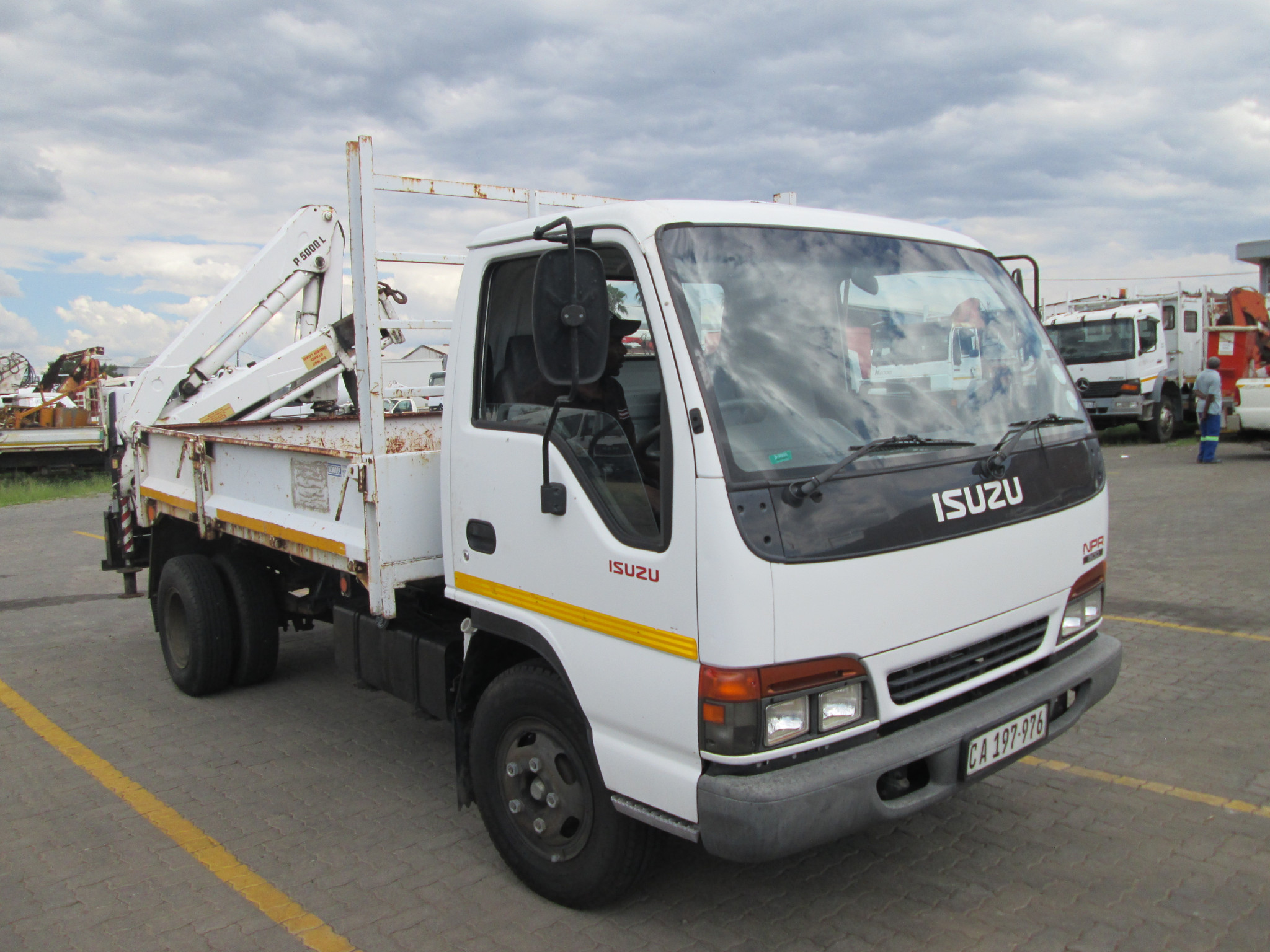 1999 ISUZU NPR300 3TON DROPSIDE WITH BONFIGLIOLI  P5000L CRANE - Image 1