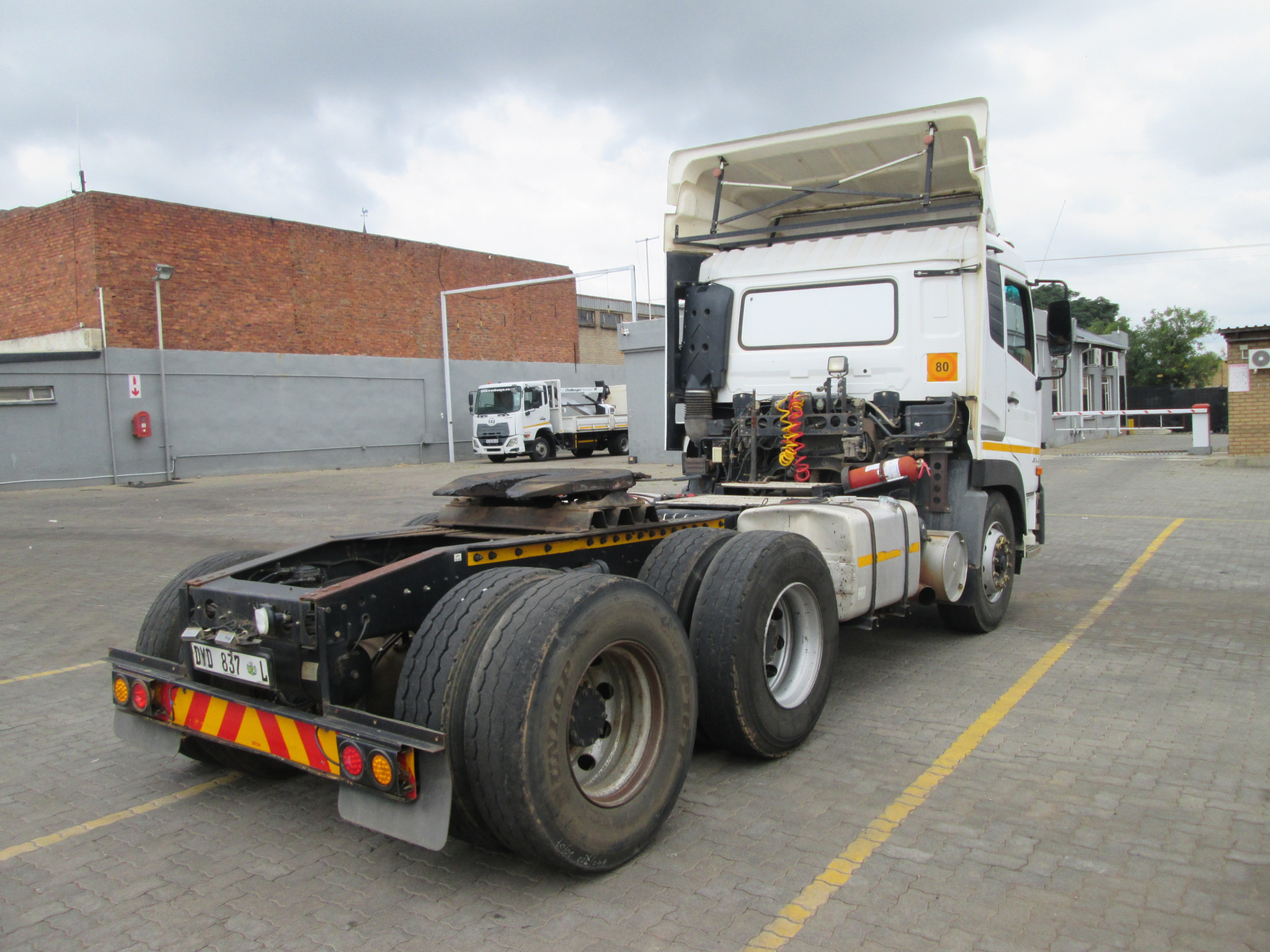 2018 UD QUON GW26-450 TRUCK TRACTOR 365971KM - Image 7