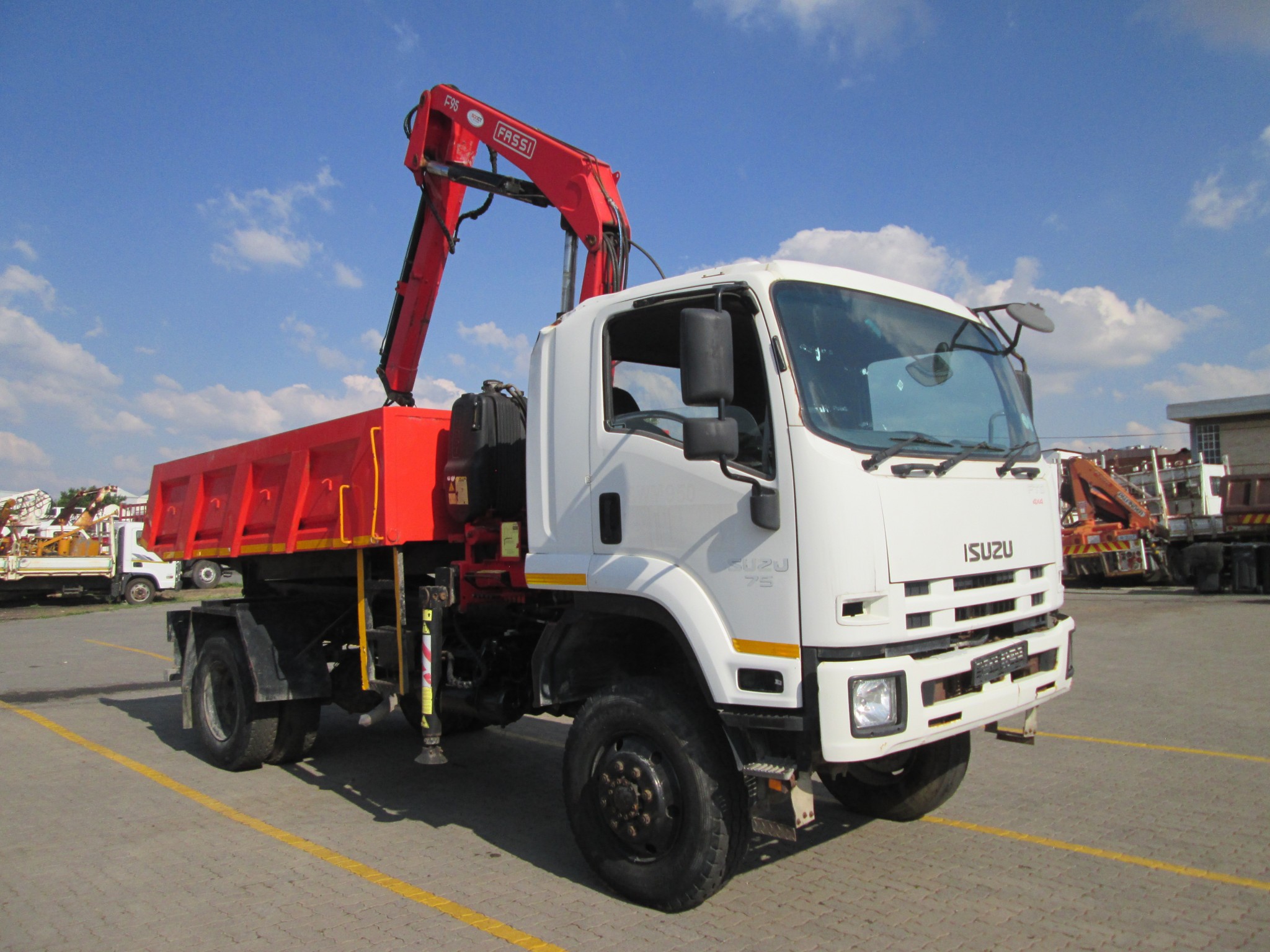 2014 ISUZU FTS 750 4X4 5M³ TIPPER WITH FASSI F95 CRANE & CRAB 