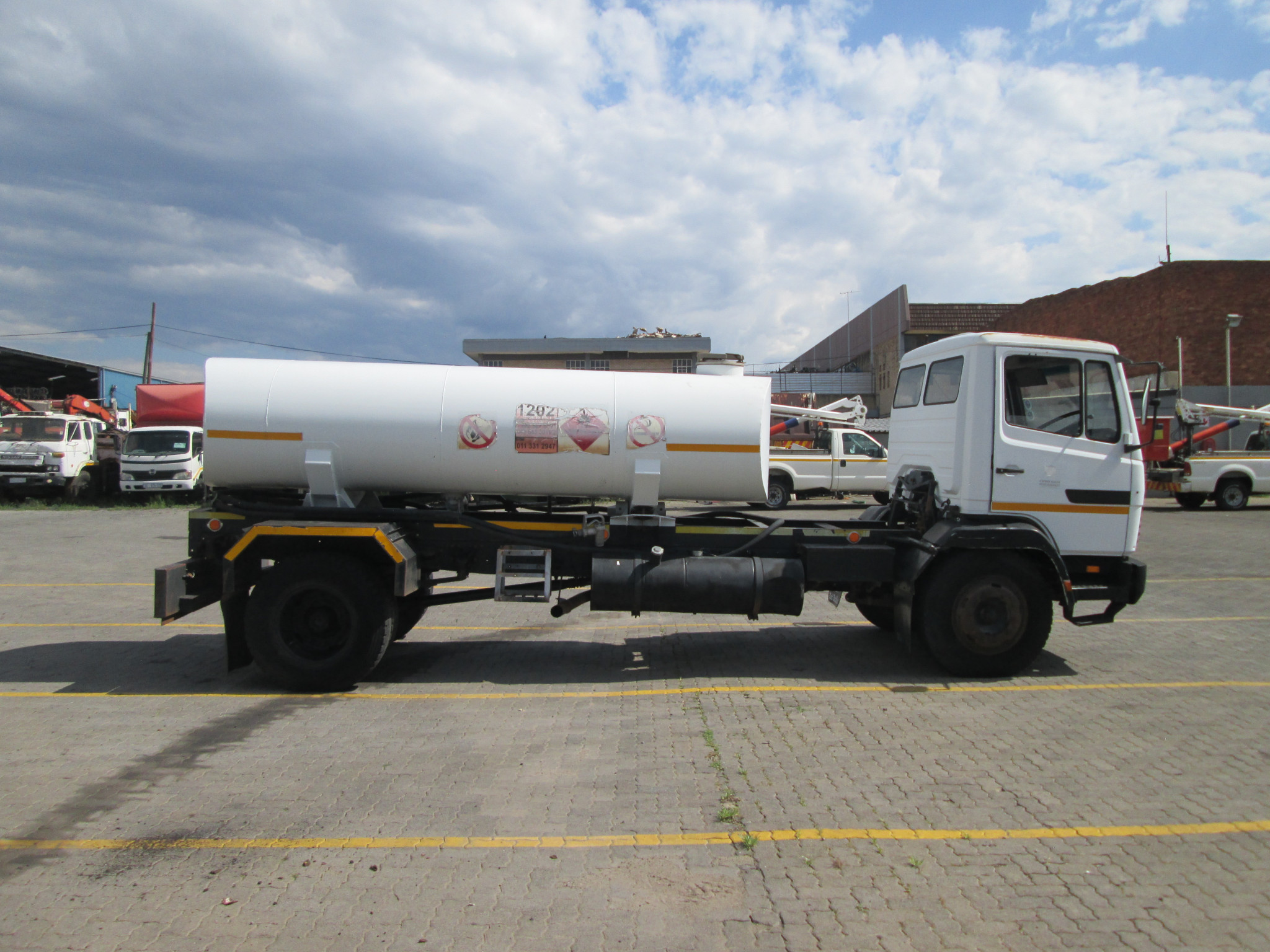 1998 MERCEDES BENZ 1014 7000L DIESEL TANKER - Image 8
