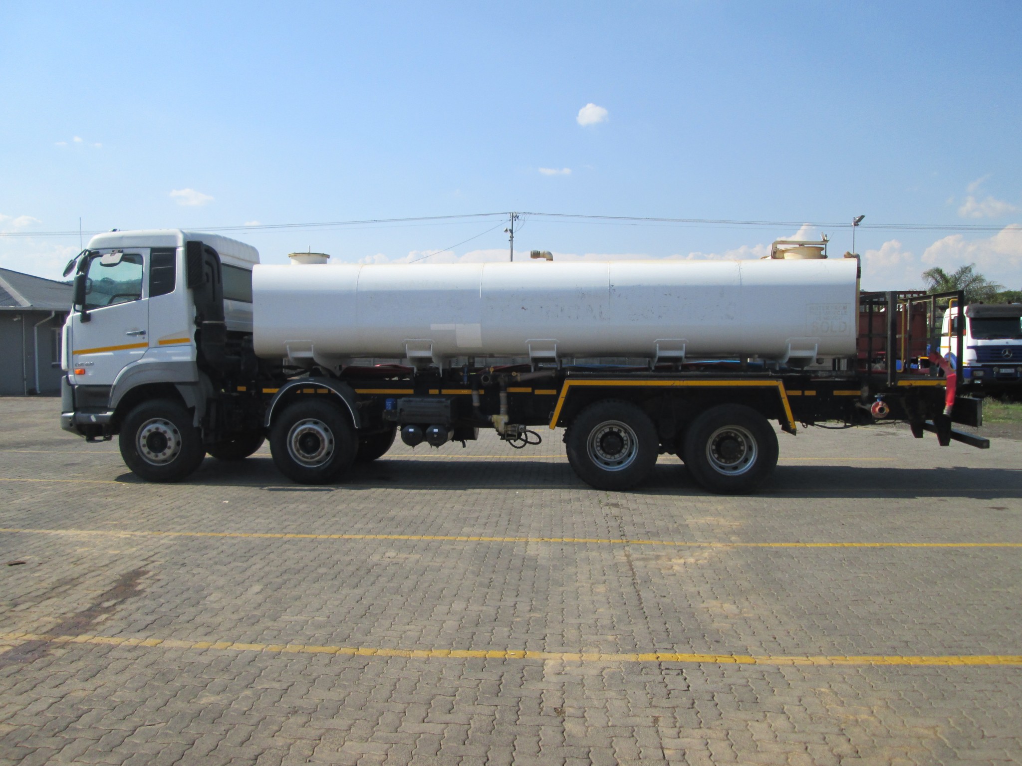 2019 UD QUESTER CGE420 TWINSTEER 18000L WATER TANKER - Image 4