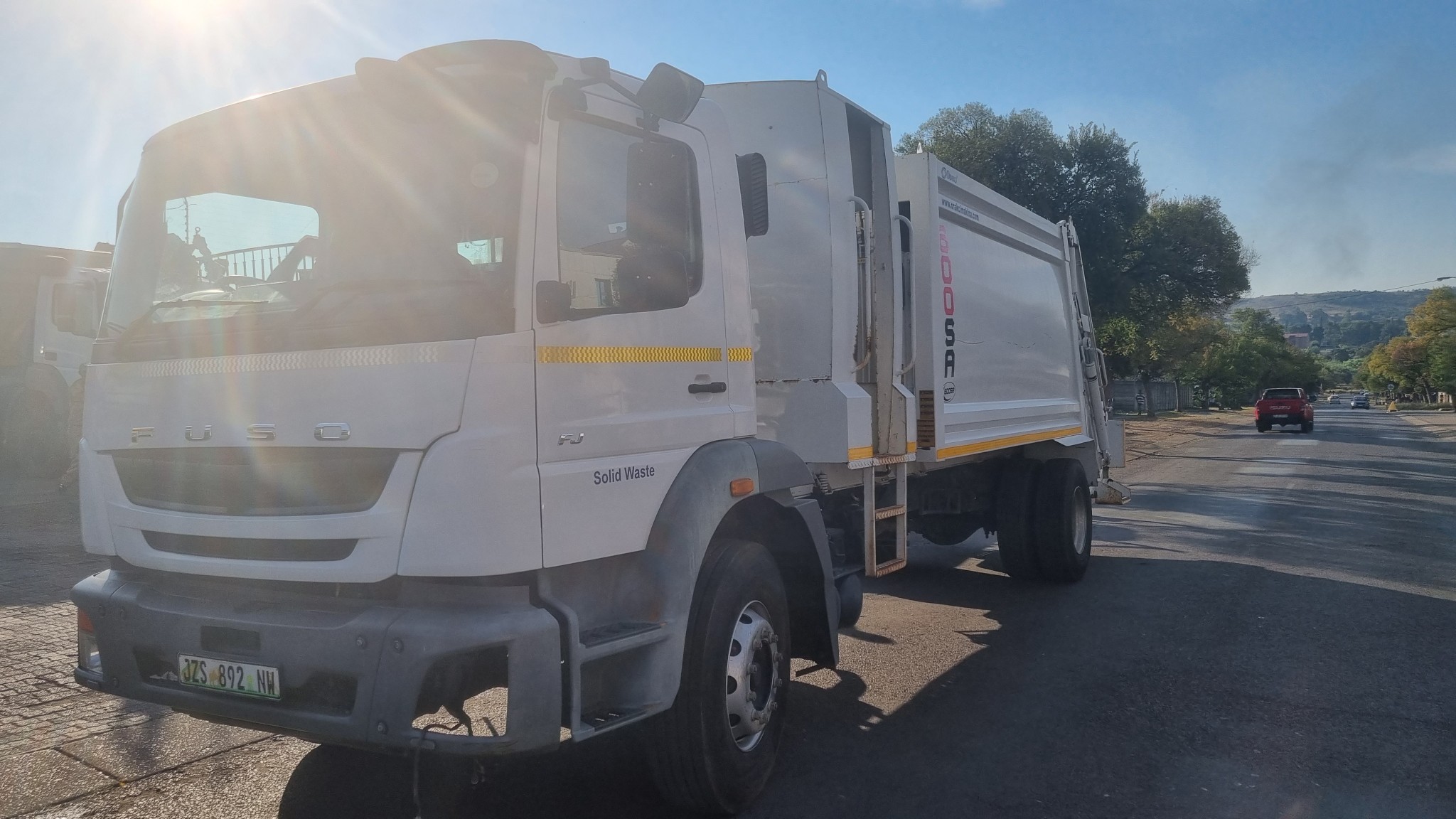 2018 FUSO FJ16-230 12 CUBE COMPACTOR - Image 3
