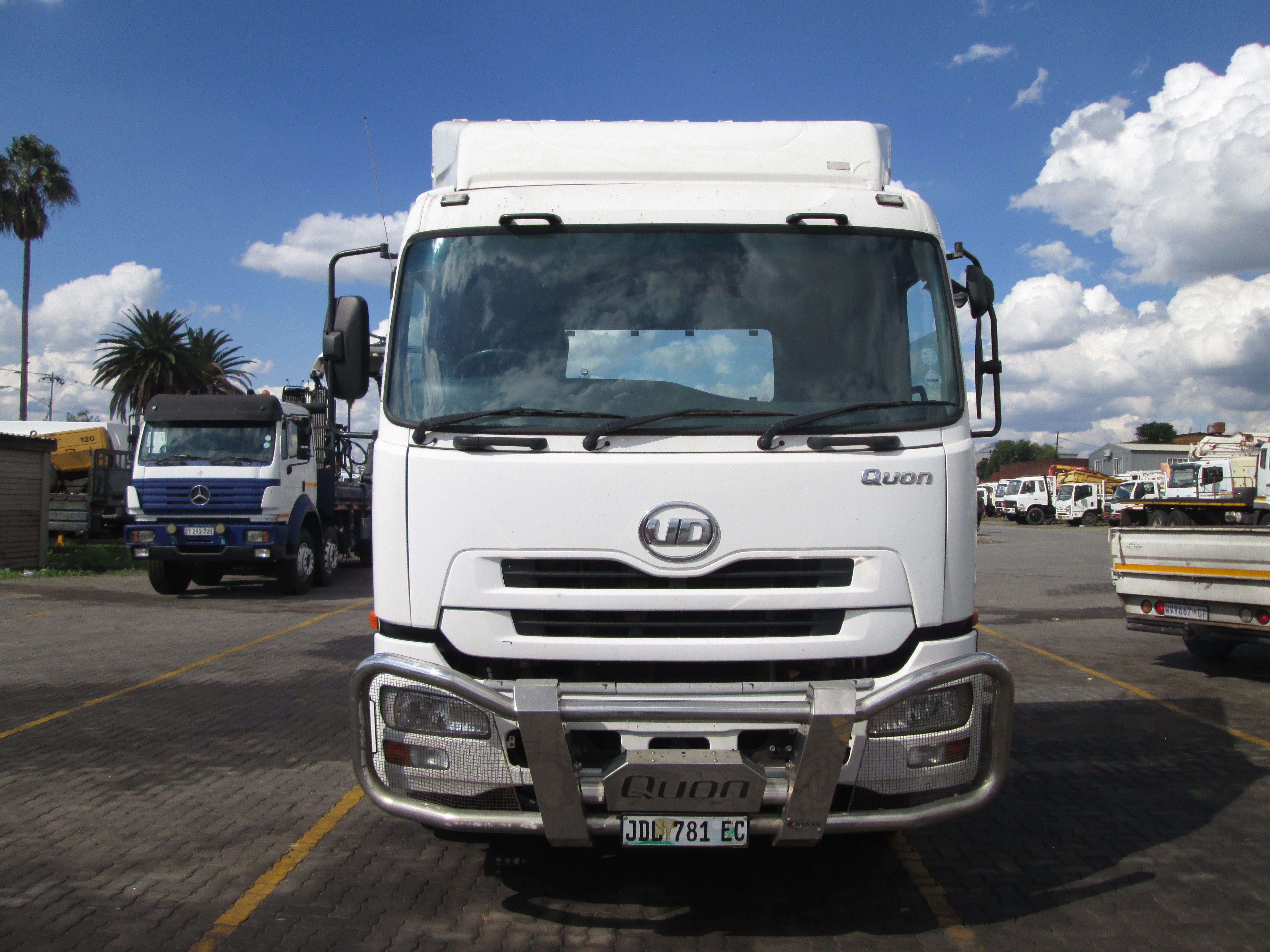 2018 UD QUON GW26-450 TRUCK TRACTOR 406503KM - Image 2