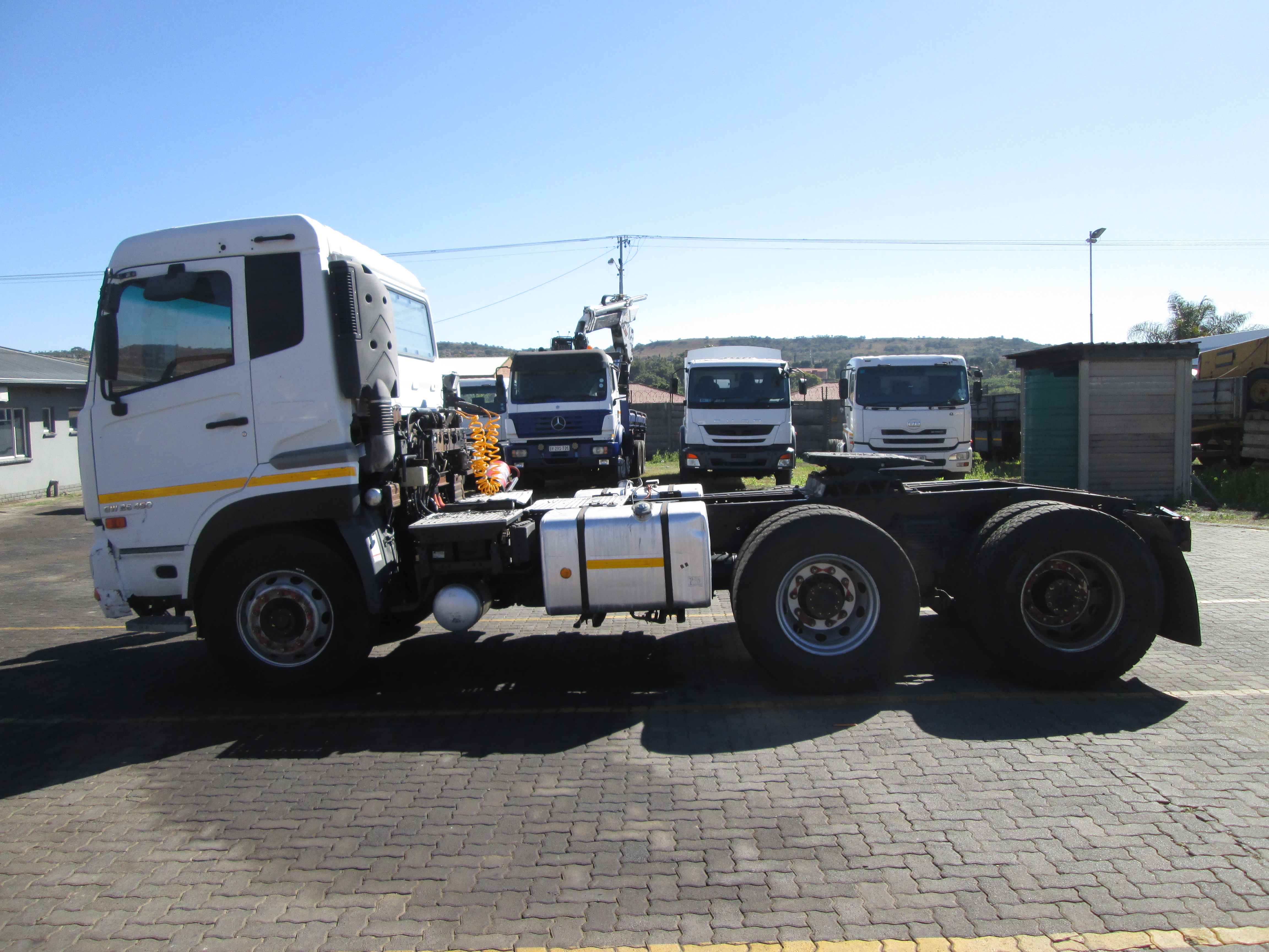 2015 UD QUON GW26-450 TRUCK TRACTOR 296557KM - Image 4