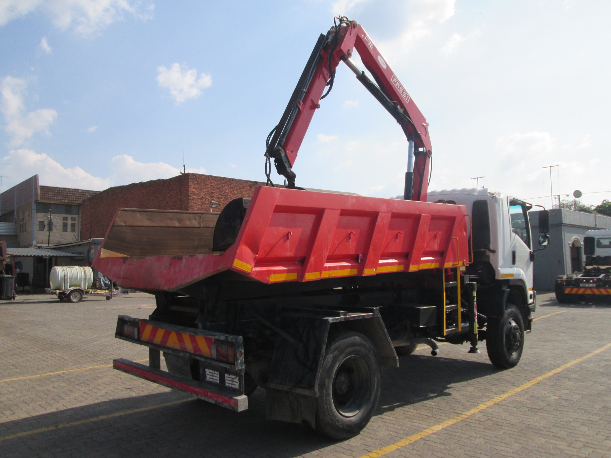 2014 ISUZU FTS 750 4X4 5M³ TIPPER WITH FASSI F95 CRANE & CRAB  - Image 7