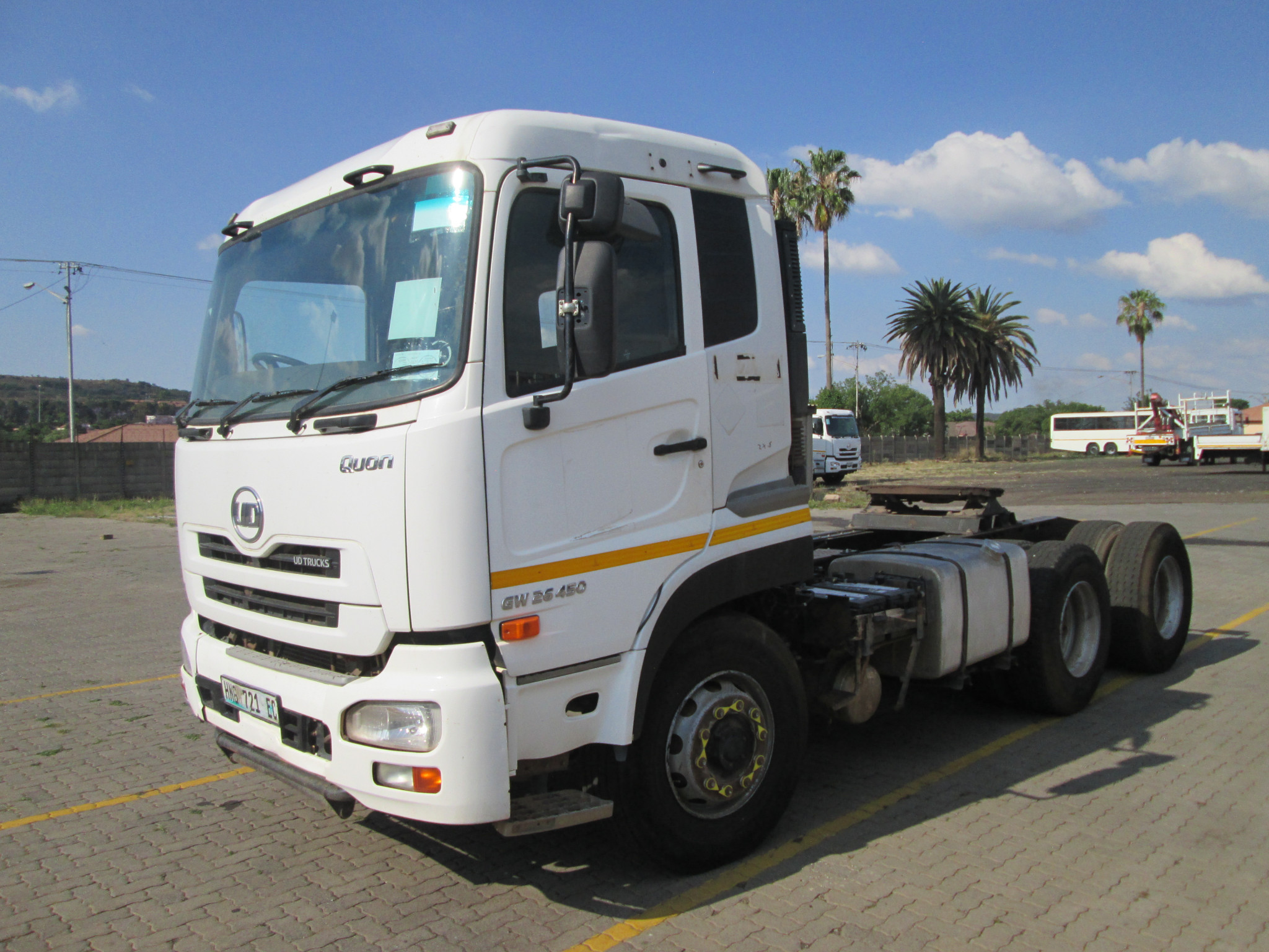 2015 UD QUON GW26-450 TRUCK TRACTOR 125605KM - Image 3