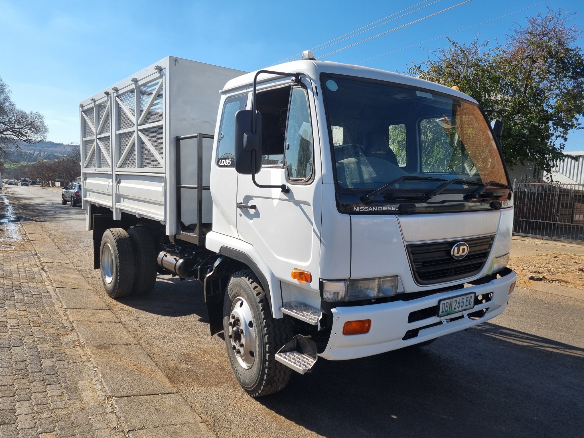2003 UD85 8TON HIGH SIDES SIDE TIPPER - Image 1