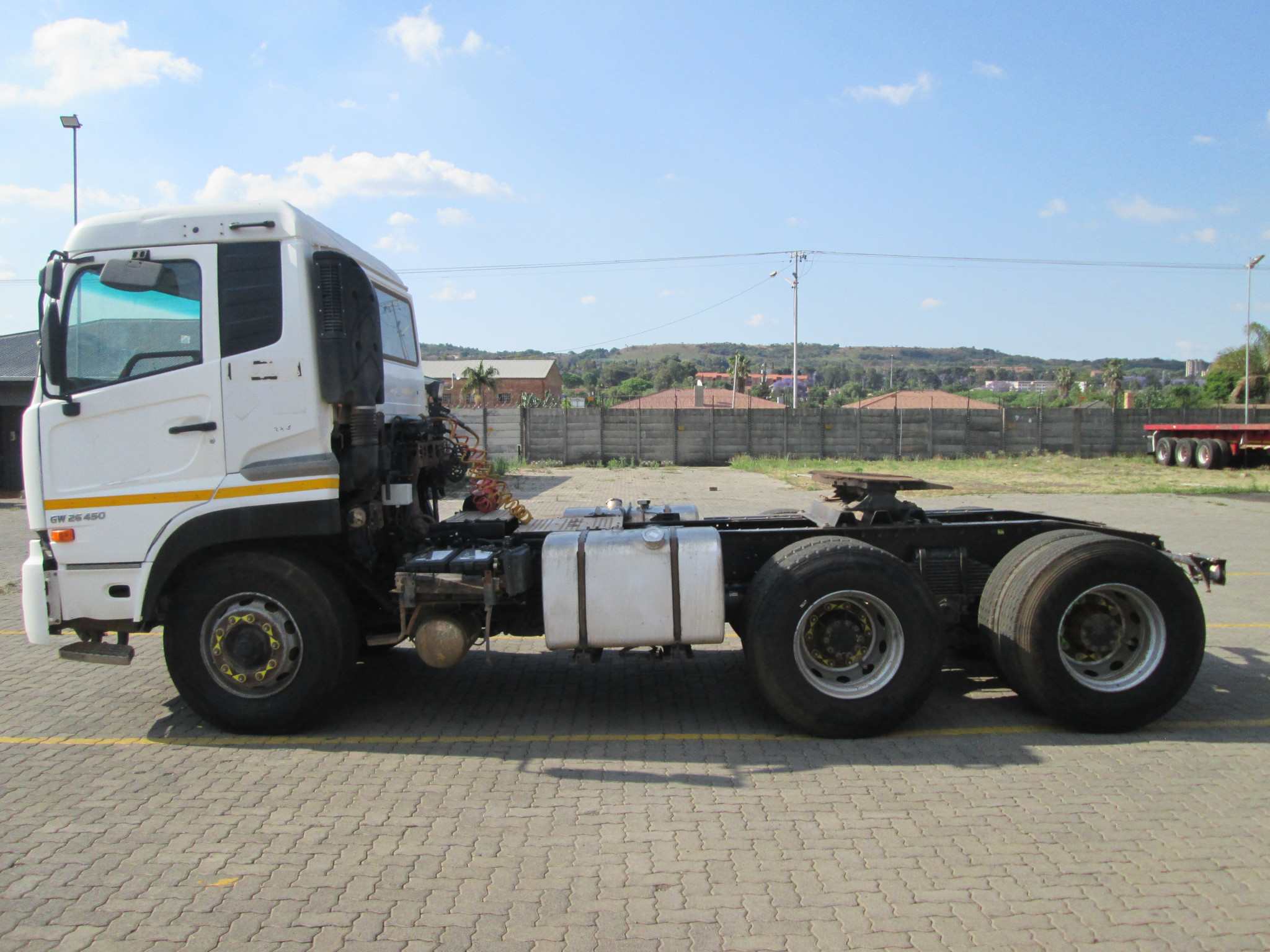 2015 UD QUON GW26-450 TRUCK TRACTOR 125605KM - Image 4