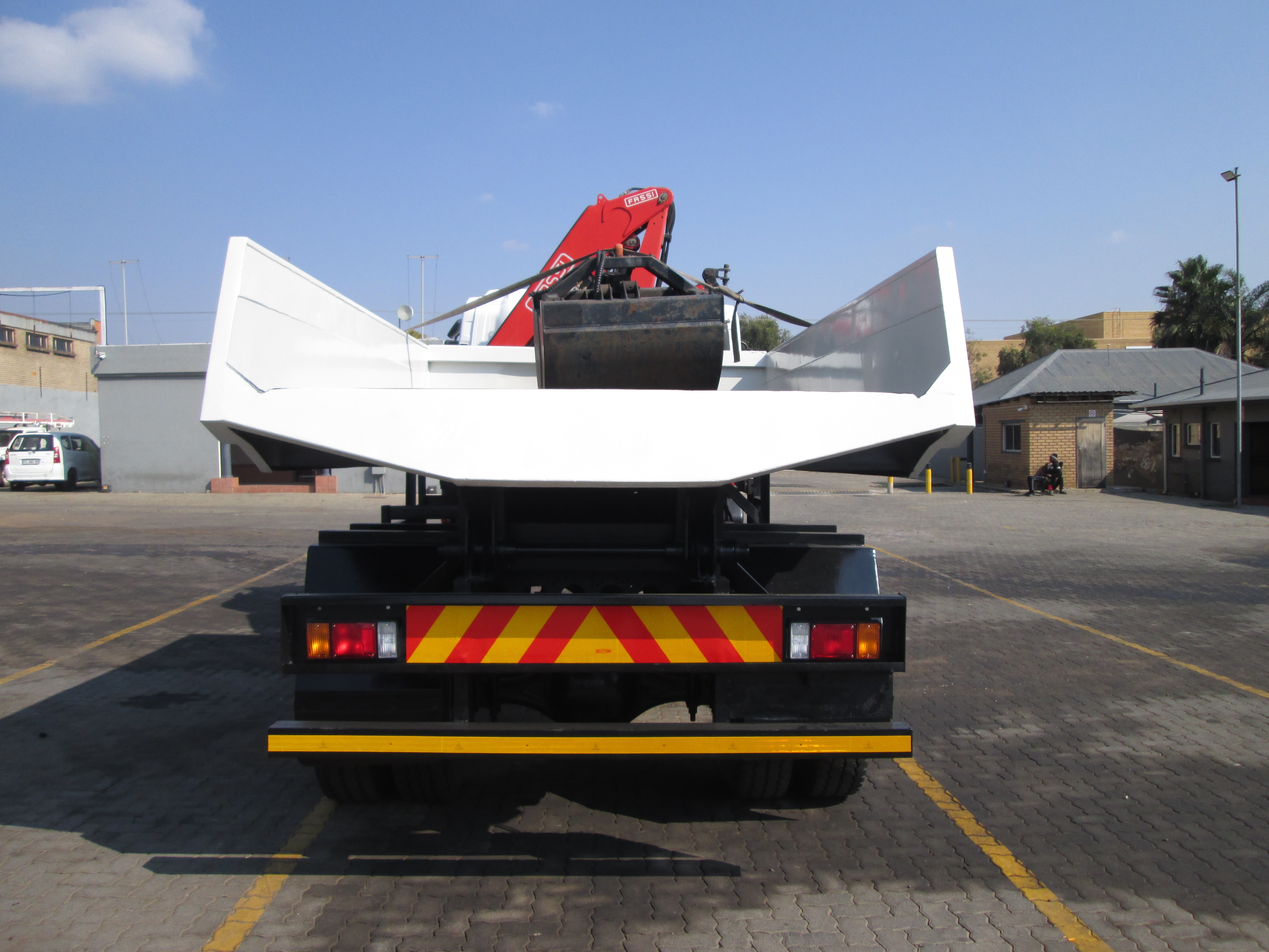 2014 ISUZU FTS750 4X4 5CUBE TIPPER DROPSIDE WITH FASSI F65 CRANE - 188628KM - Image 6